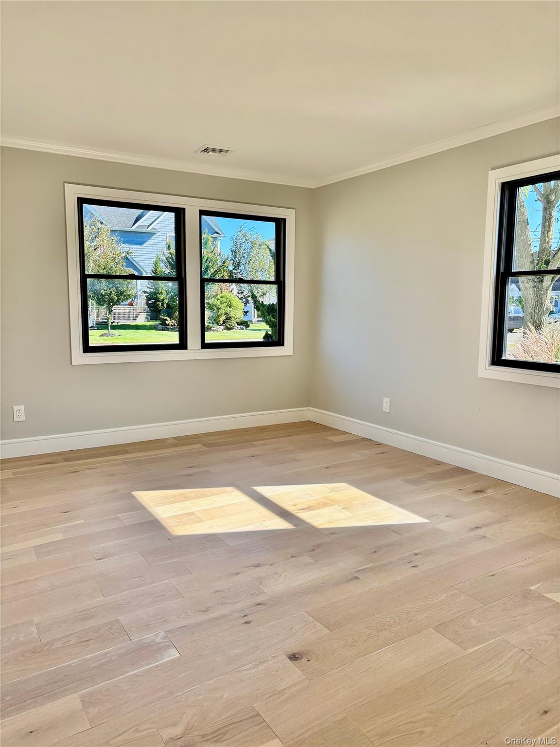 188 Sequams Lane Cen, West Islip, NY 11795