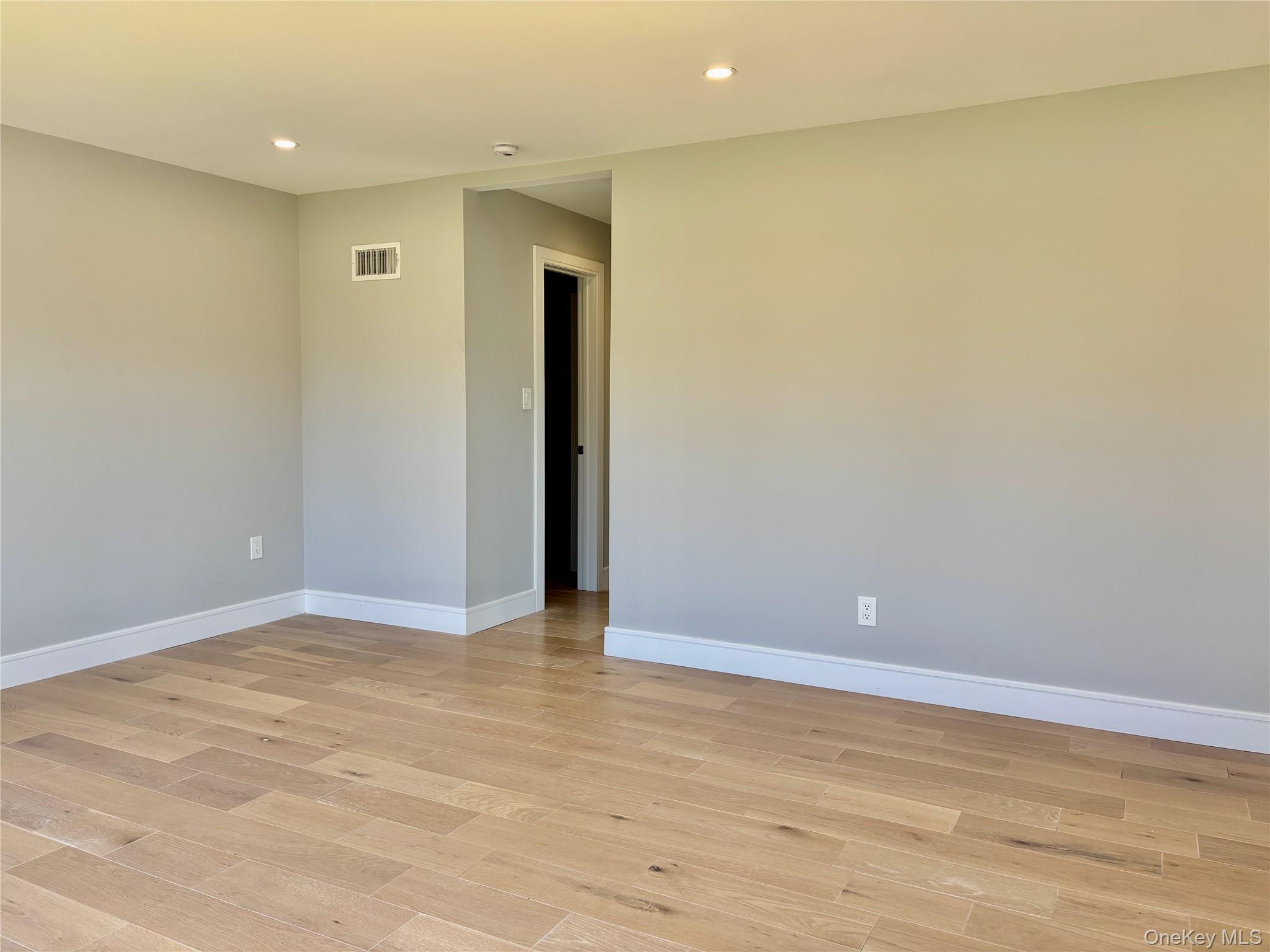 188 Sequams Lane Cen, West Islip, NY 11795