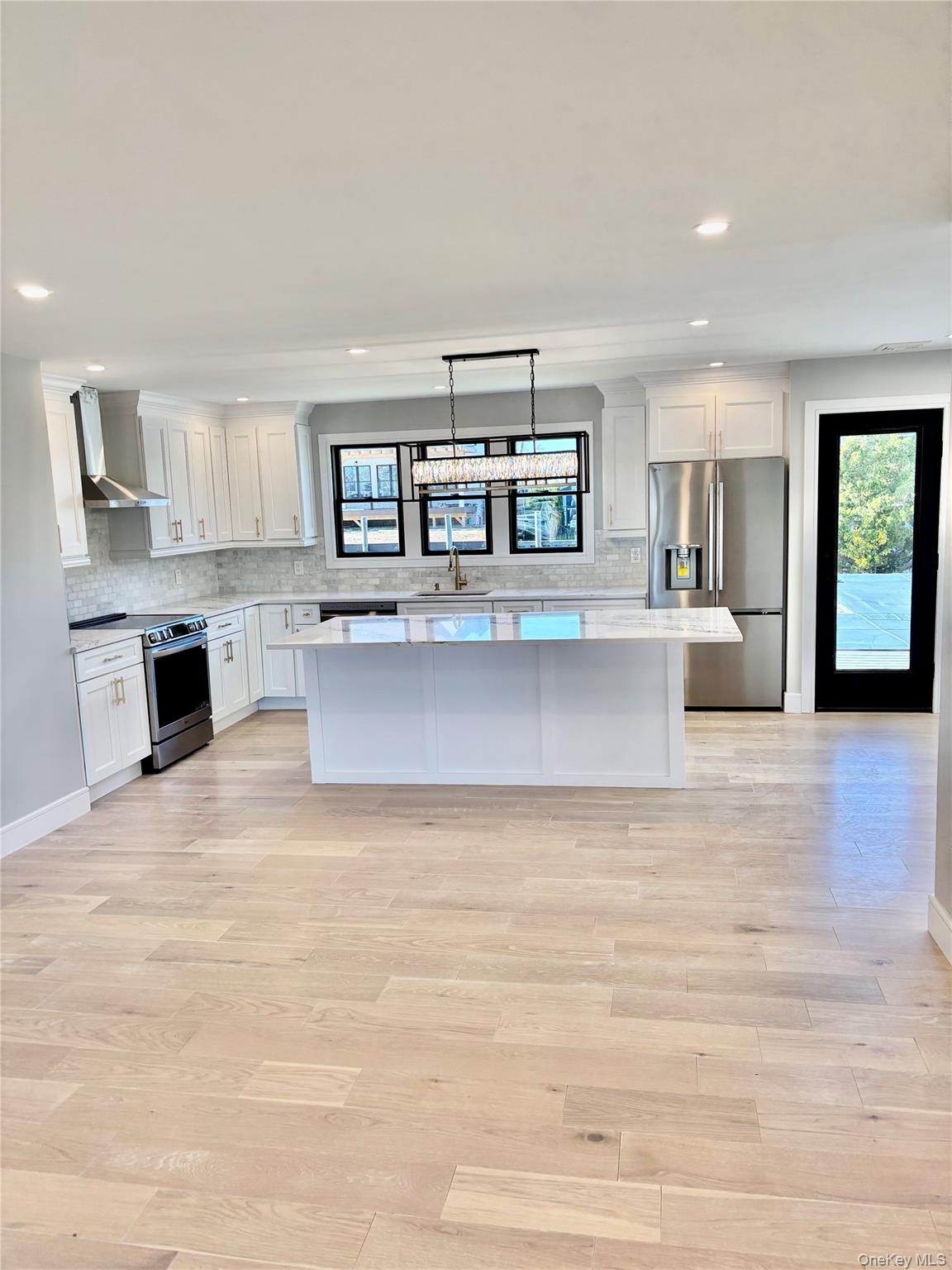 188 Sequams Lane Cen, West Islip, NY 11795