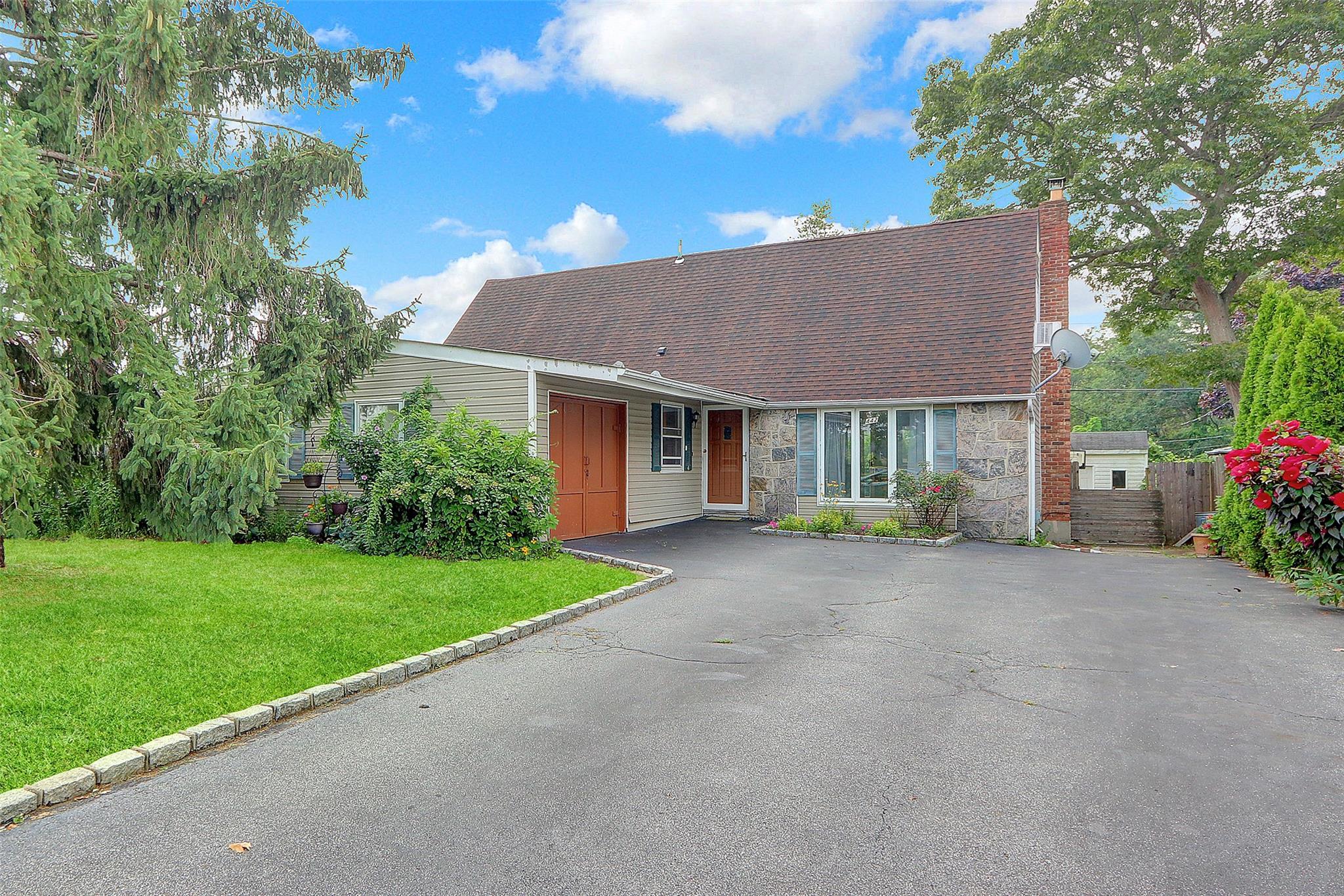 442 Hawkins Road, Selden, NY 11784