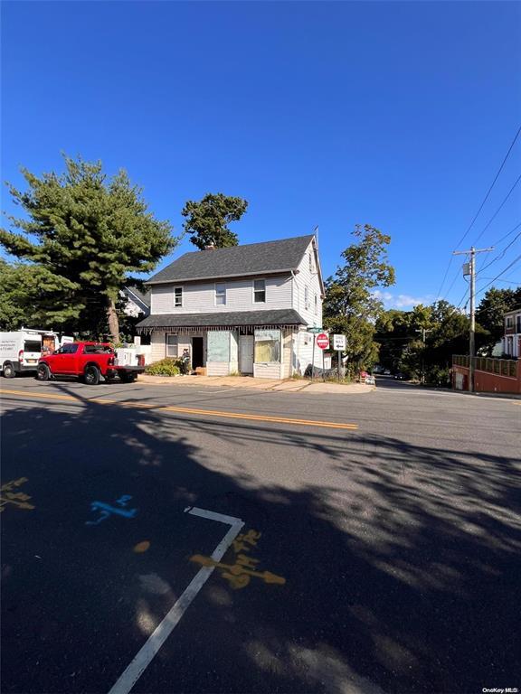 95 Steamboat Road, Great Neck, NY 11024