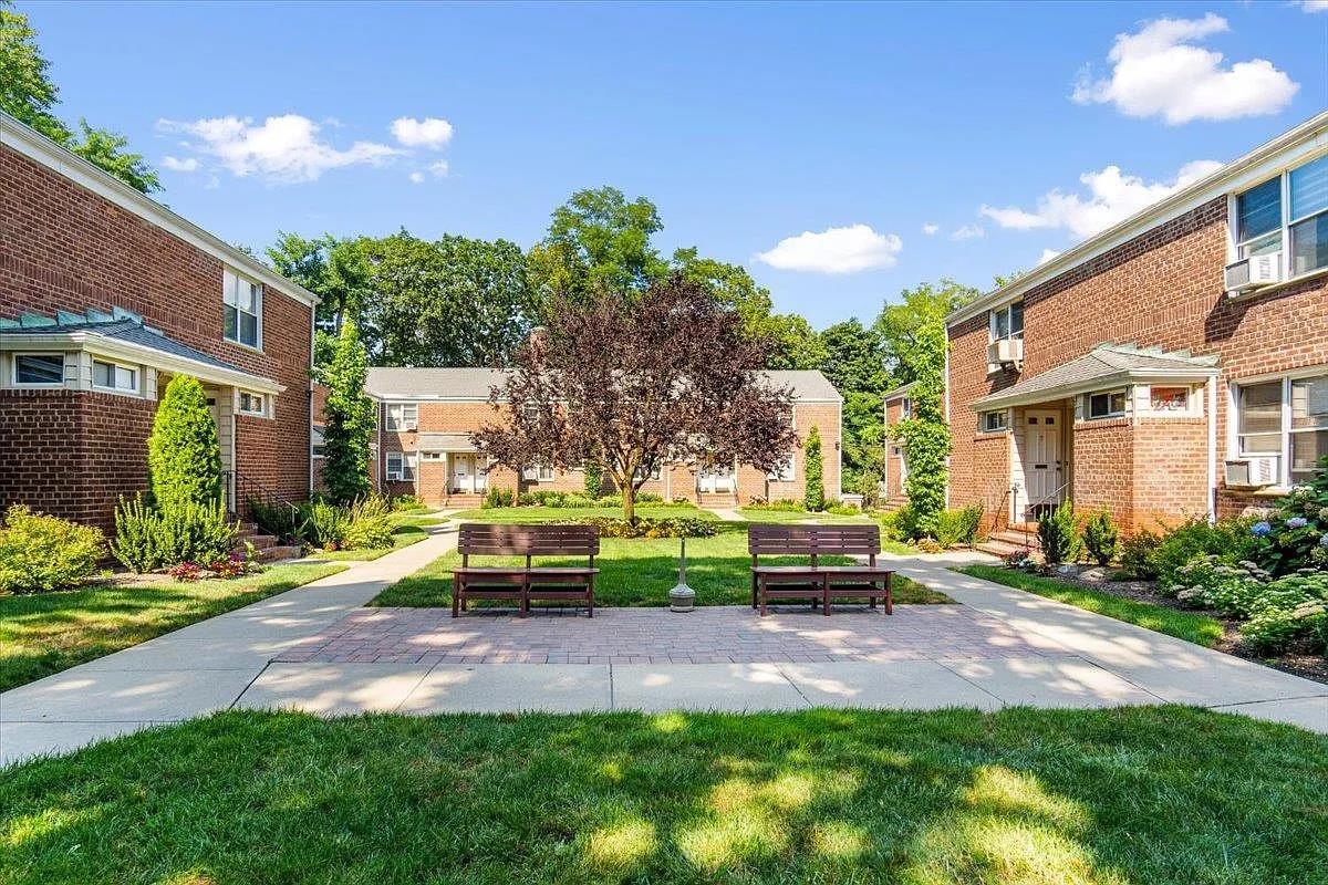 102 Edwards # 1C, Roslyn Heights, NY 11577