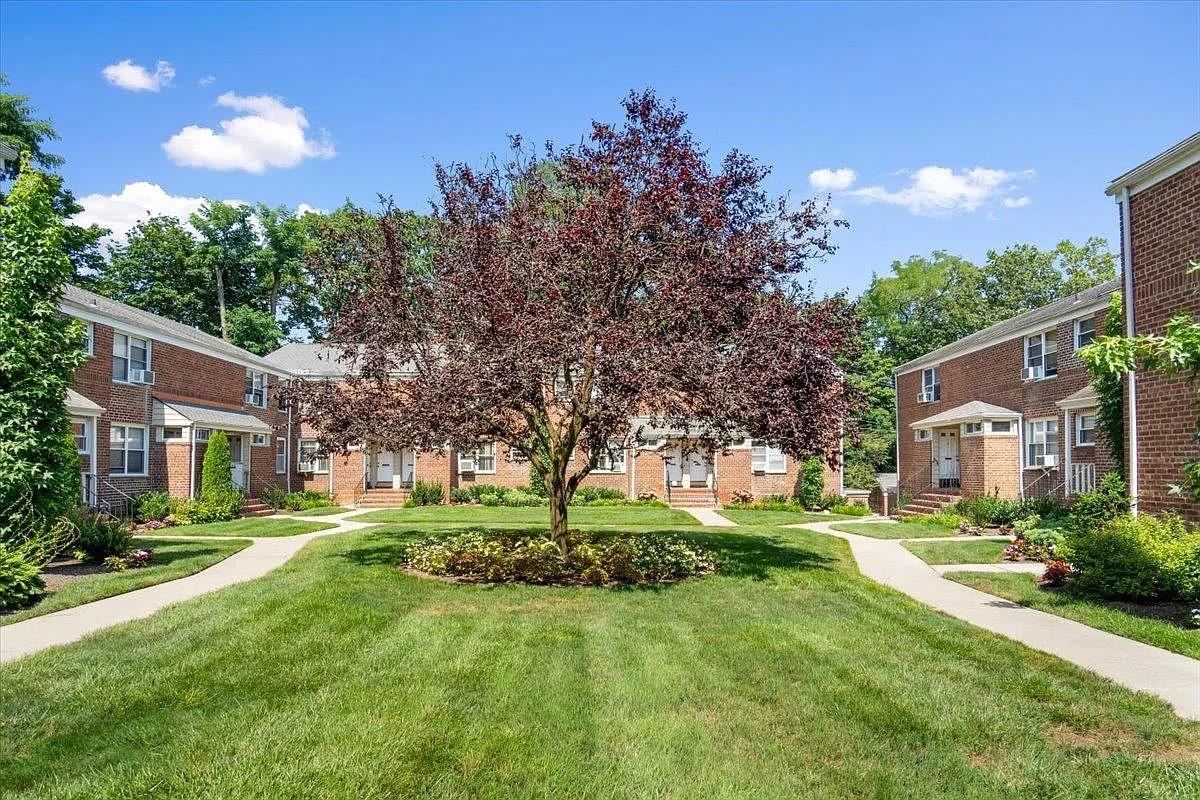 102 Edwards # 1C, Roslyn Heights, NY 11577