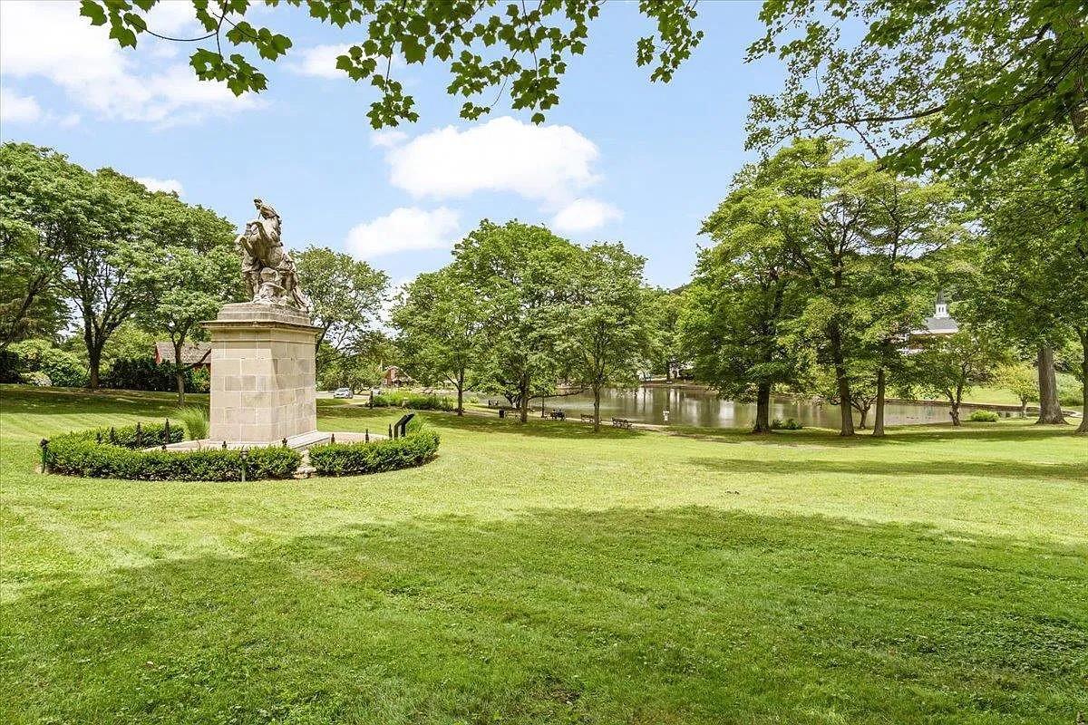 102 Edwards # 1C, Roslyn Heights, NY 11577