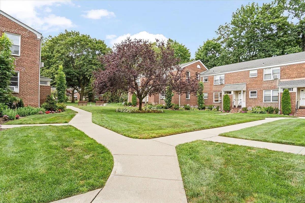 102 Edwards # 1C, Roslyn Heights, NY 11577