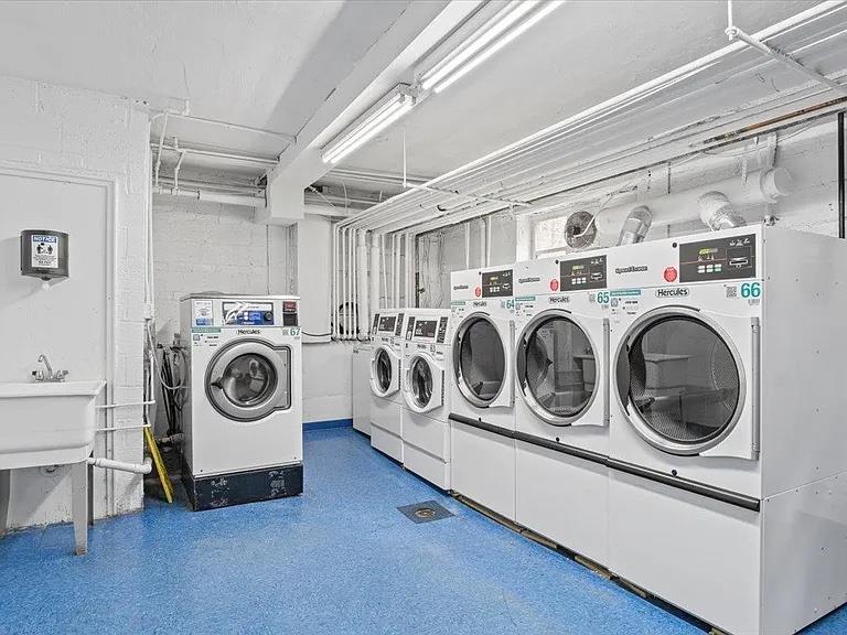 102 Edwards # 1C, Roslyn Heights, NY 11577