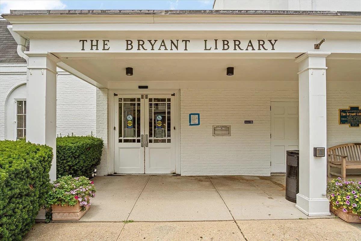 102 Edwards # 1C, Roslyn Heights, NY 11577