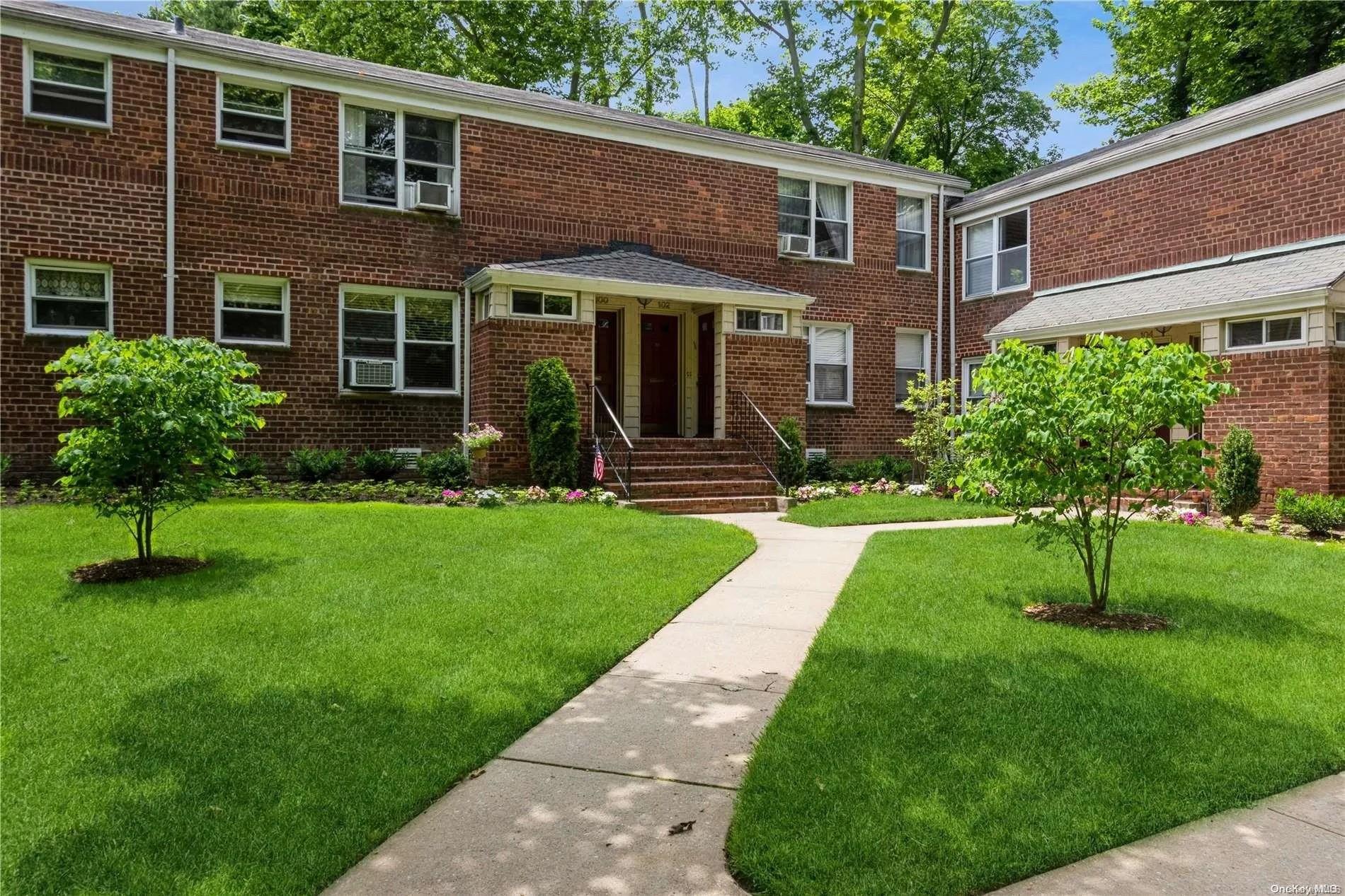 102 Edwards # 1C, Roslyn Heights, NY 11577
