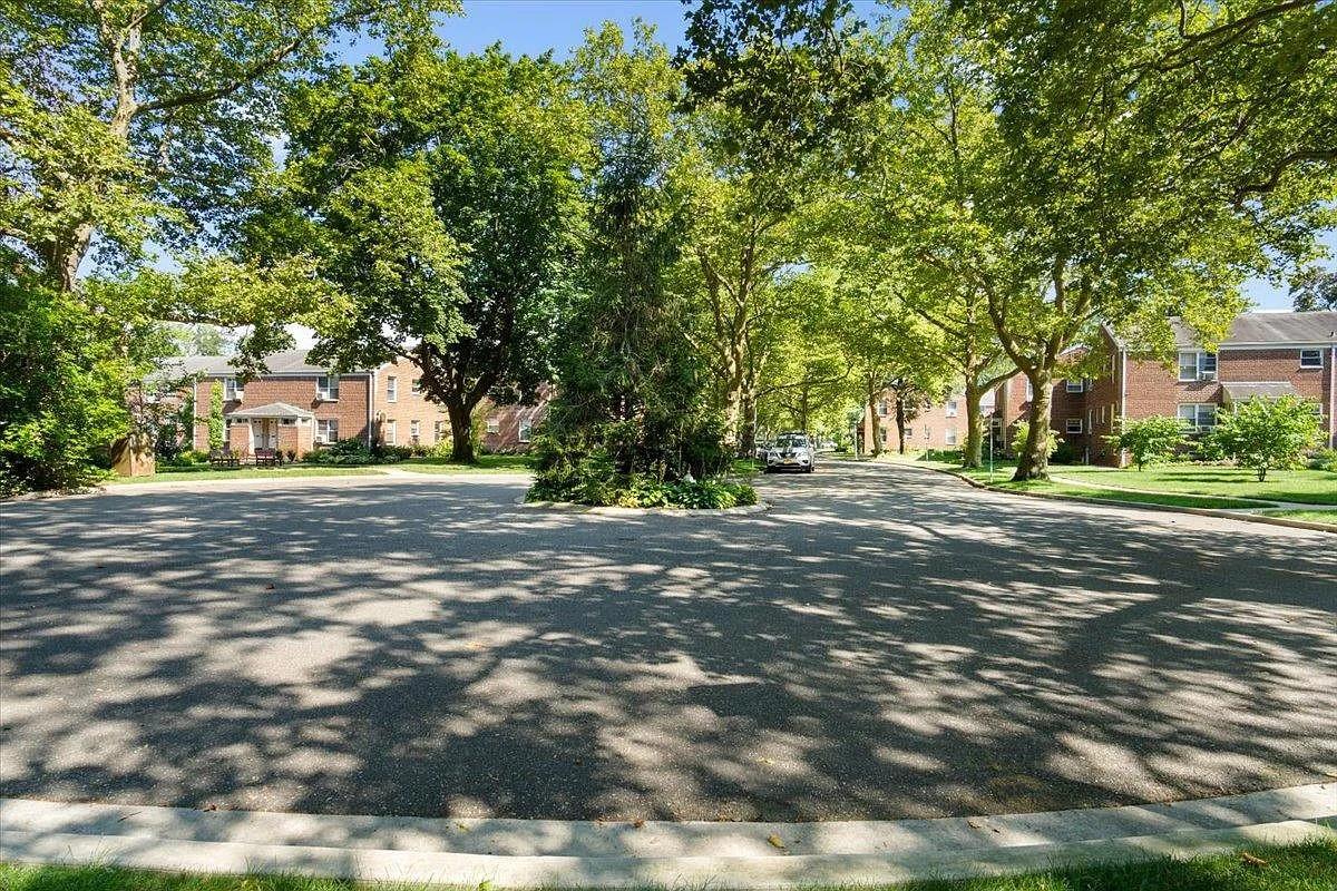 102 Edwards # 1C, Roslyn Heights, NY 11577