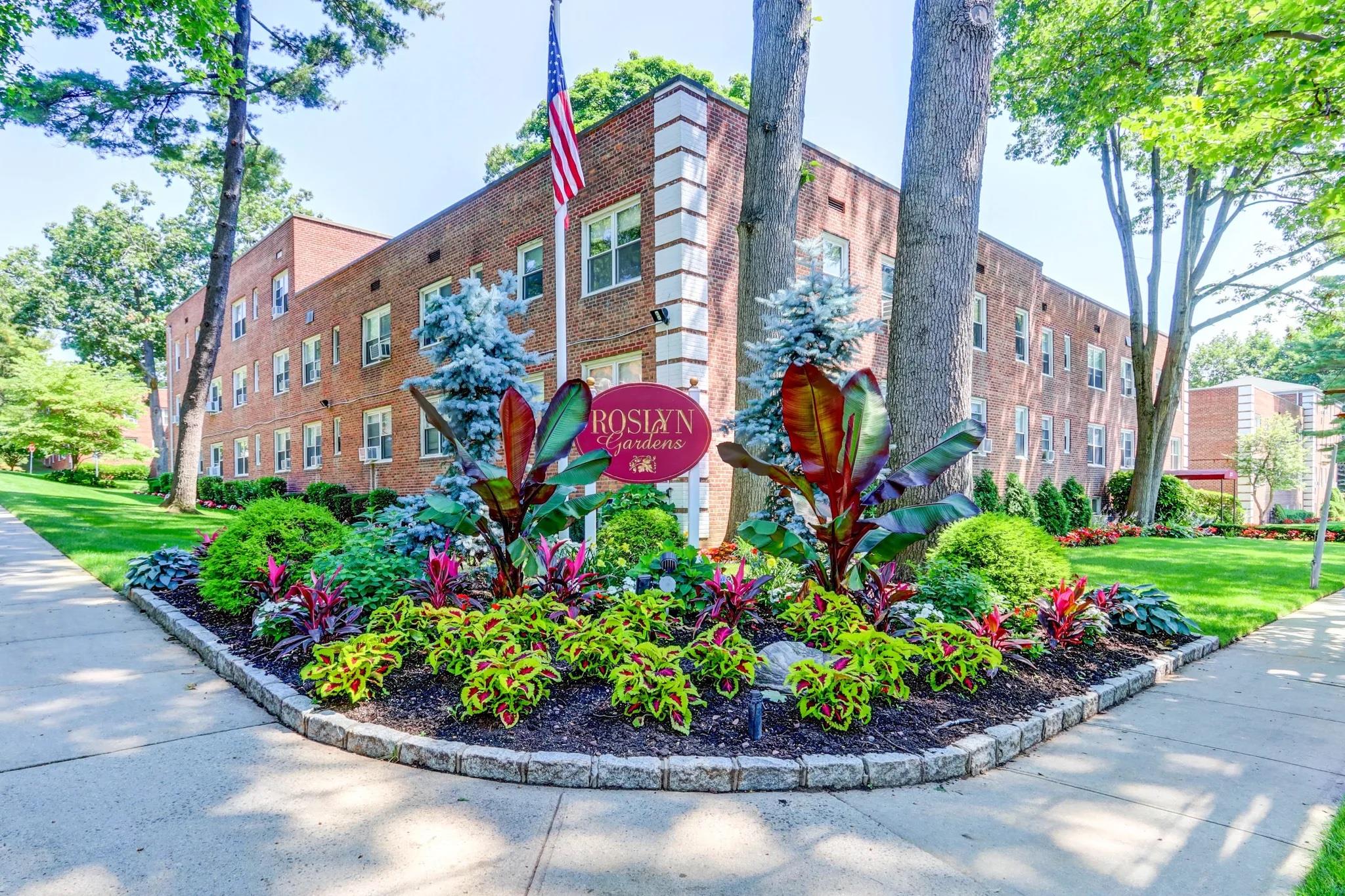 102 Edwards # 1C, Roslyn Heights, NY 11577