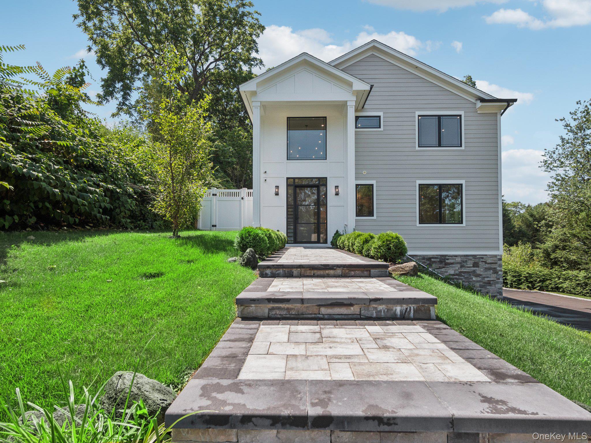 2 Arthur Place, Woodbury, NY 11797