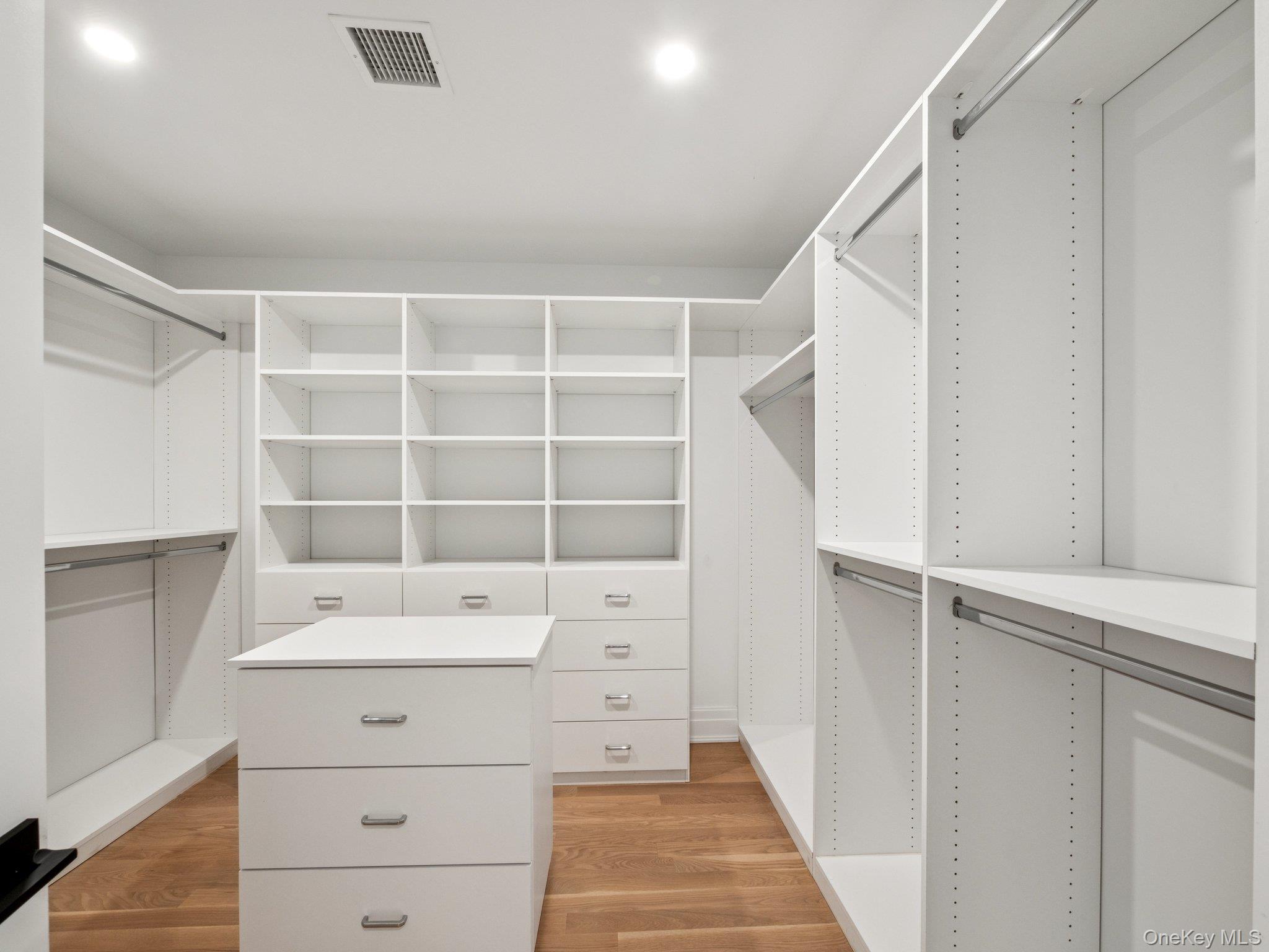 2 Arthur Place, Woodbury, NY 11797