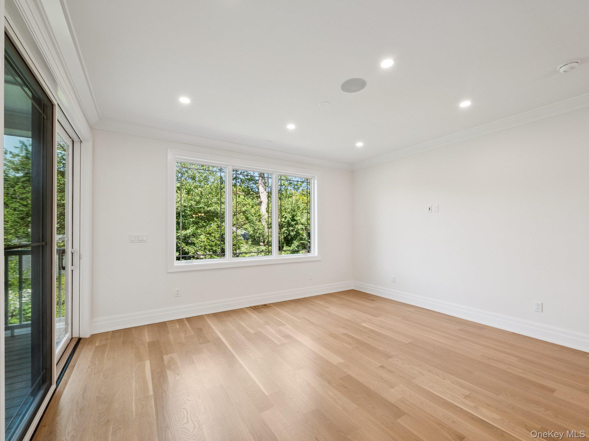 2 Arthur Place, Woodbury, NY 11797