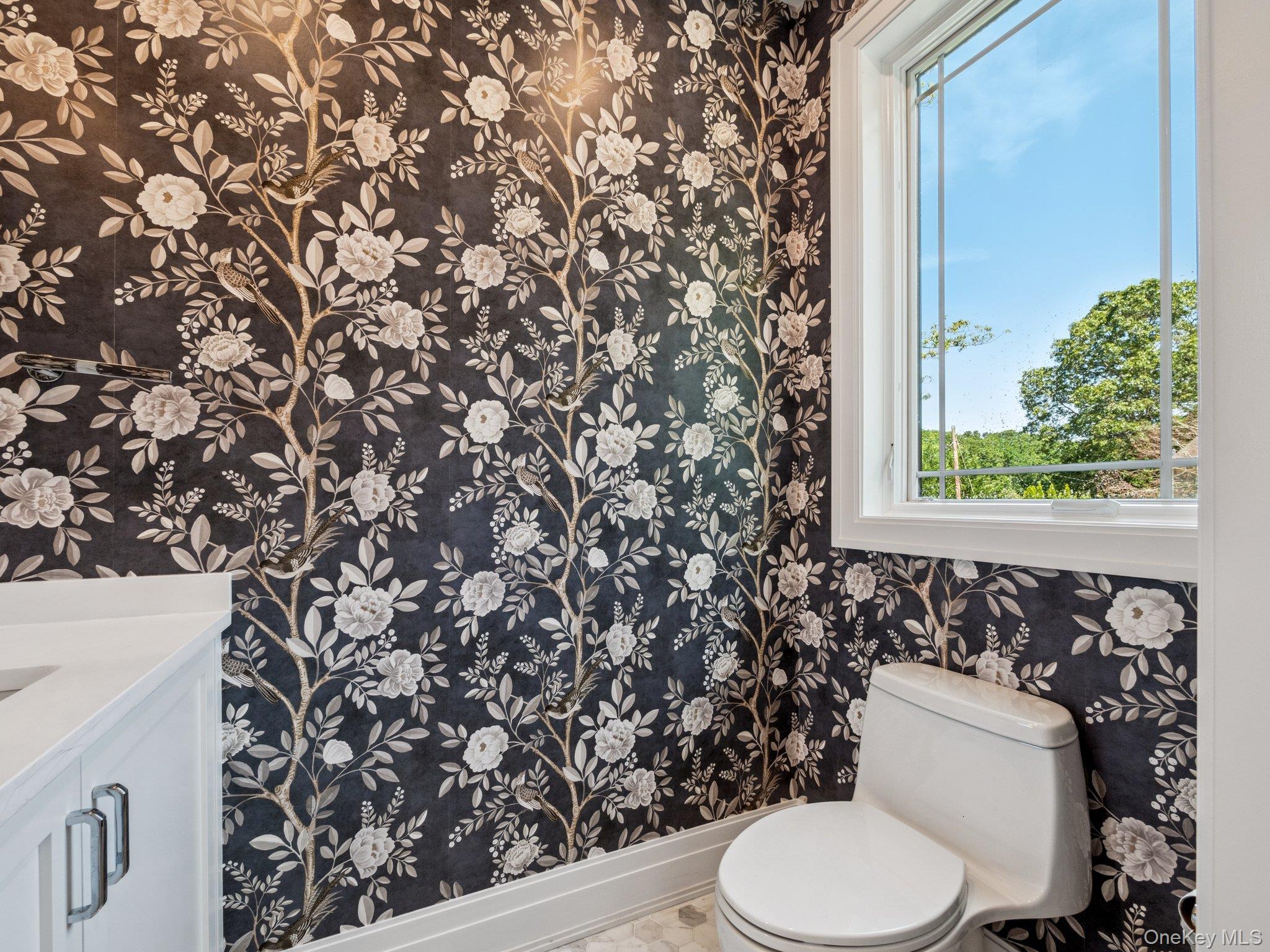 2 Arthur Place, Woodbury, NY 11797