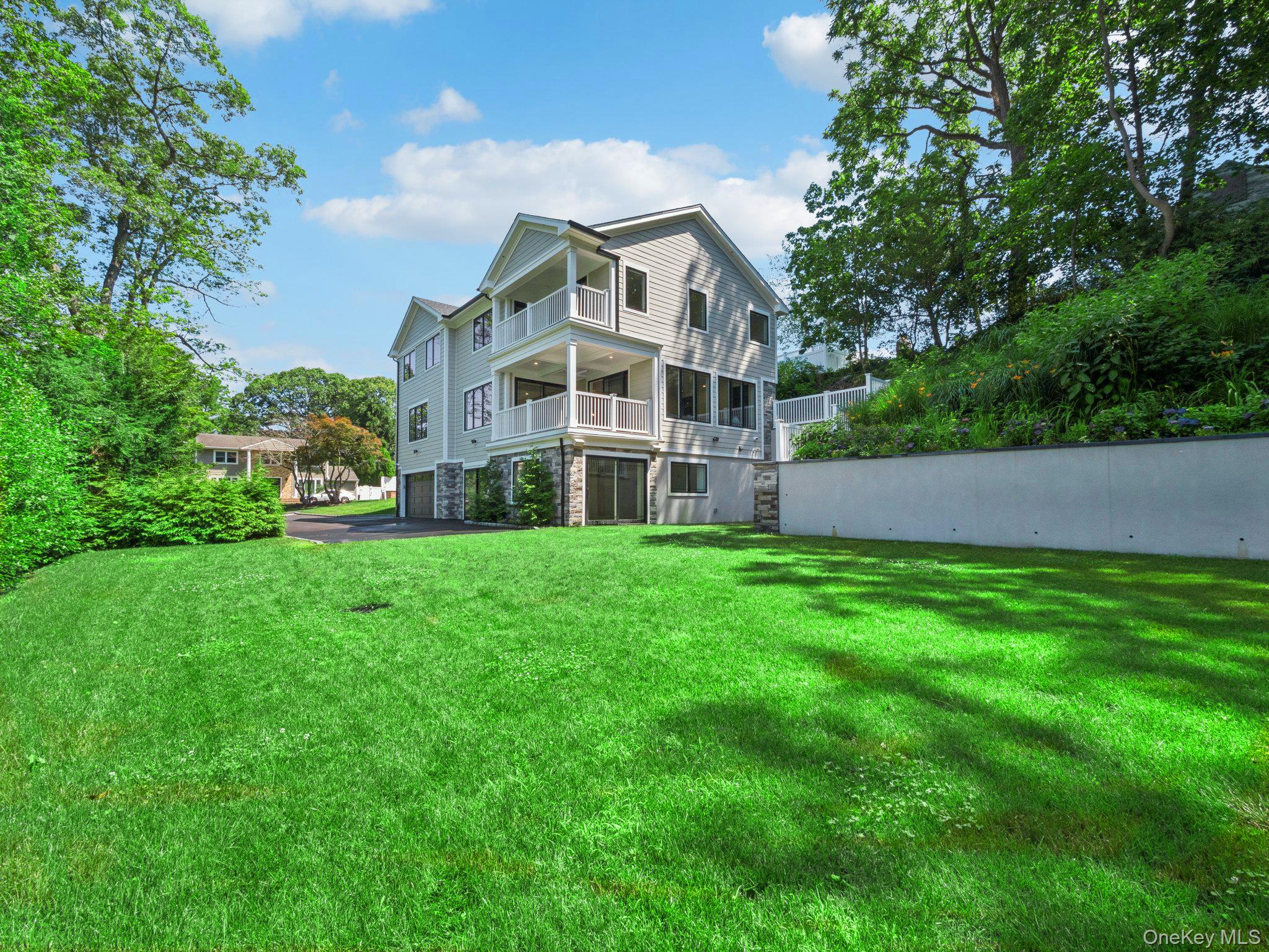 2 Arthur Place, Woodbury, NY 11797