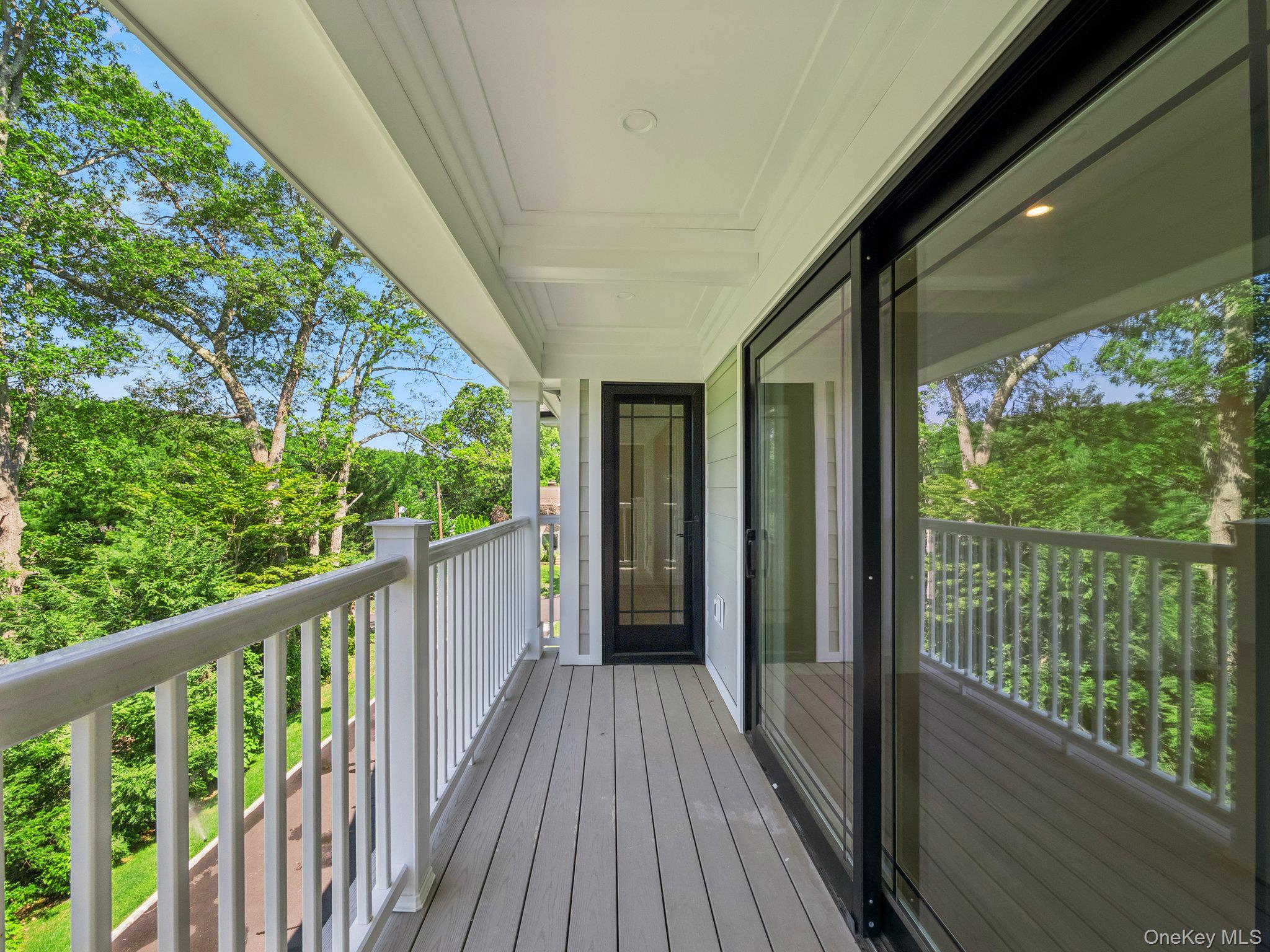 2 Arthur Place, Woodbury, NY 11797