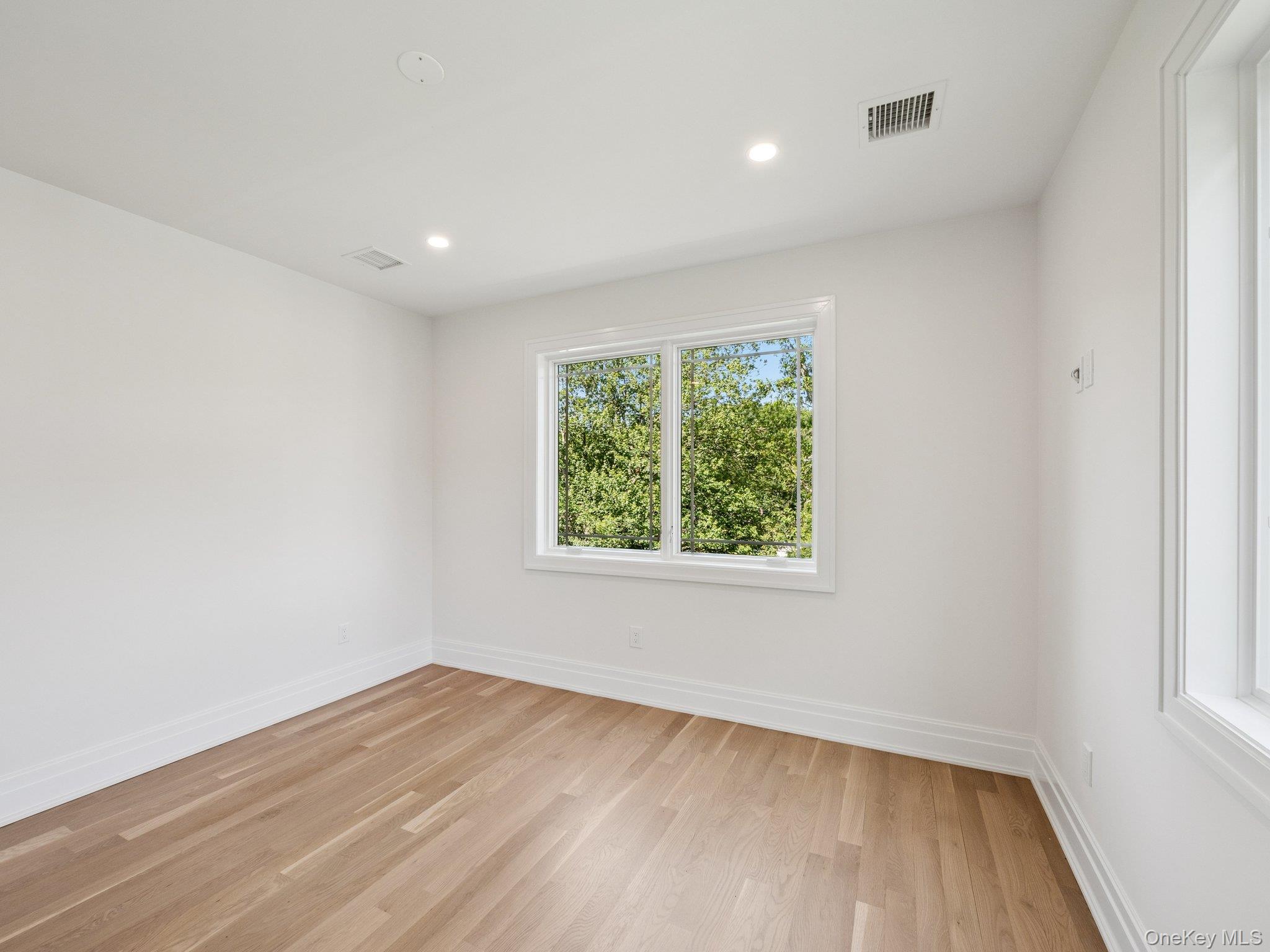 2 Arthur Place, Woodbury, NY 11797