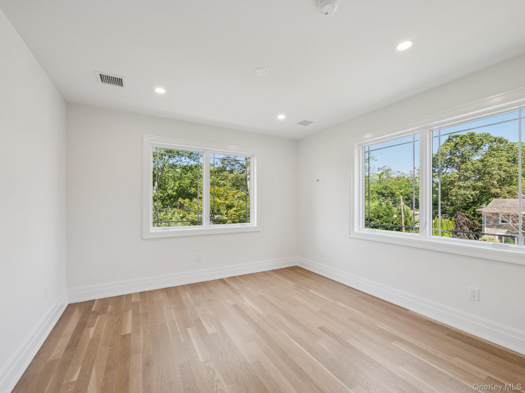 2 Arthur Place, Woodbury, NY 11797