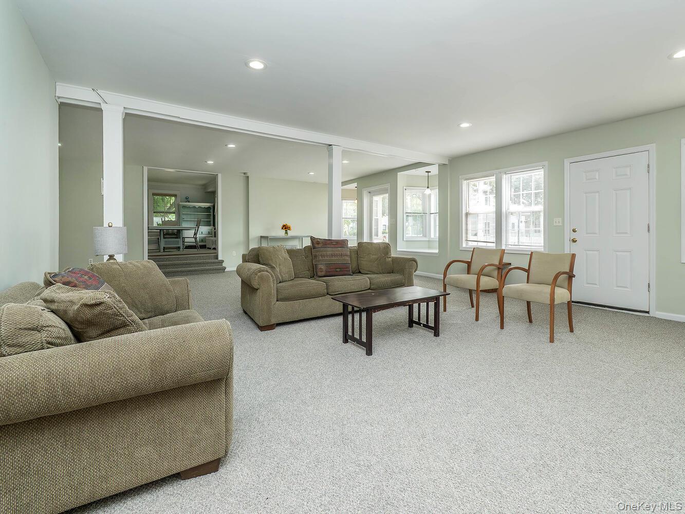 60 Grove Street, Glenwood Landing, NY 11547