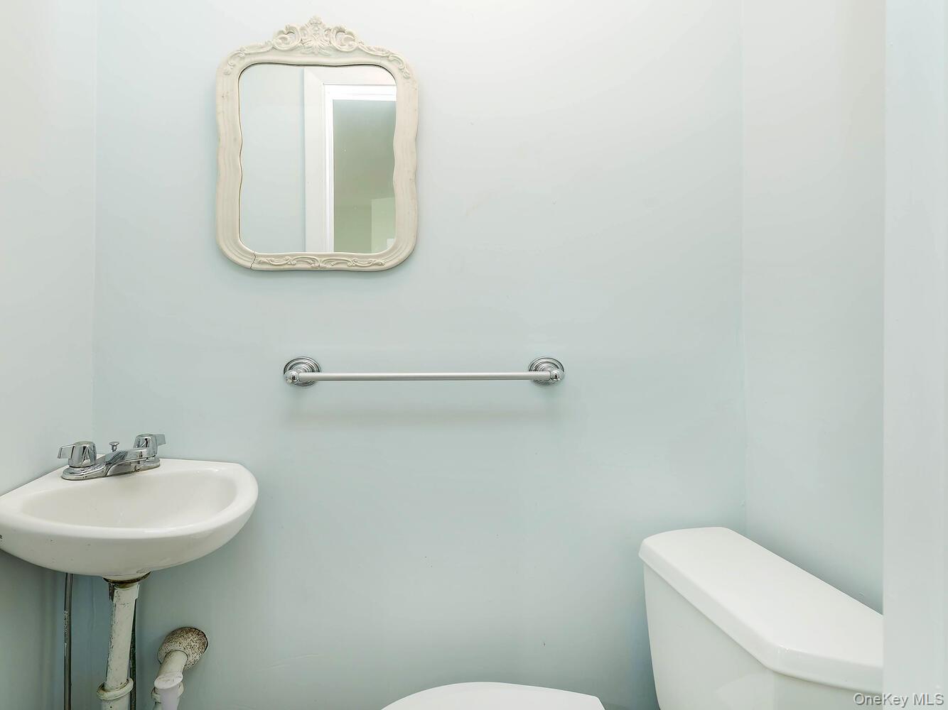 60 Grove Street, Glenwood Landing, NY 11547