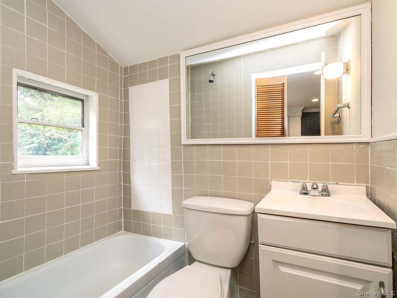 60 Grove Street, Glenwood Landing, NY 11547