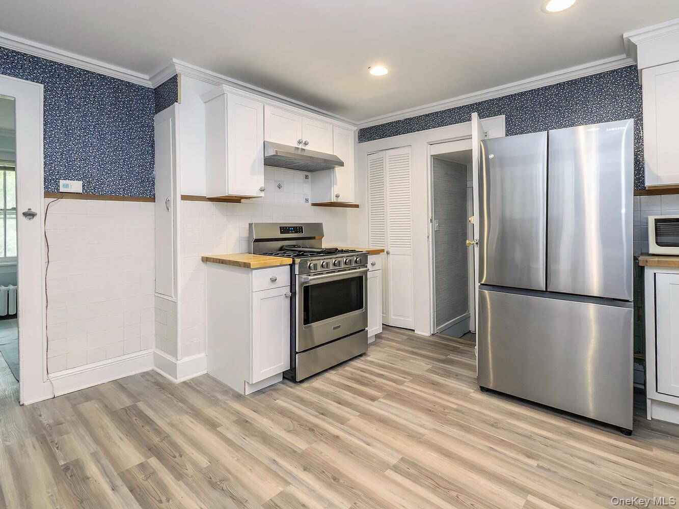 60 Grove Street, Glenwood Landing, NY 11547