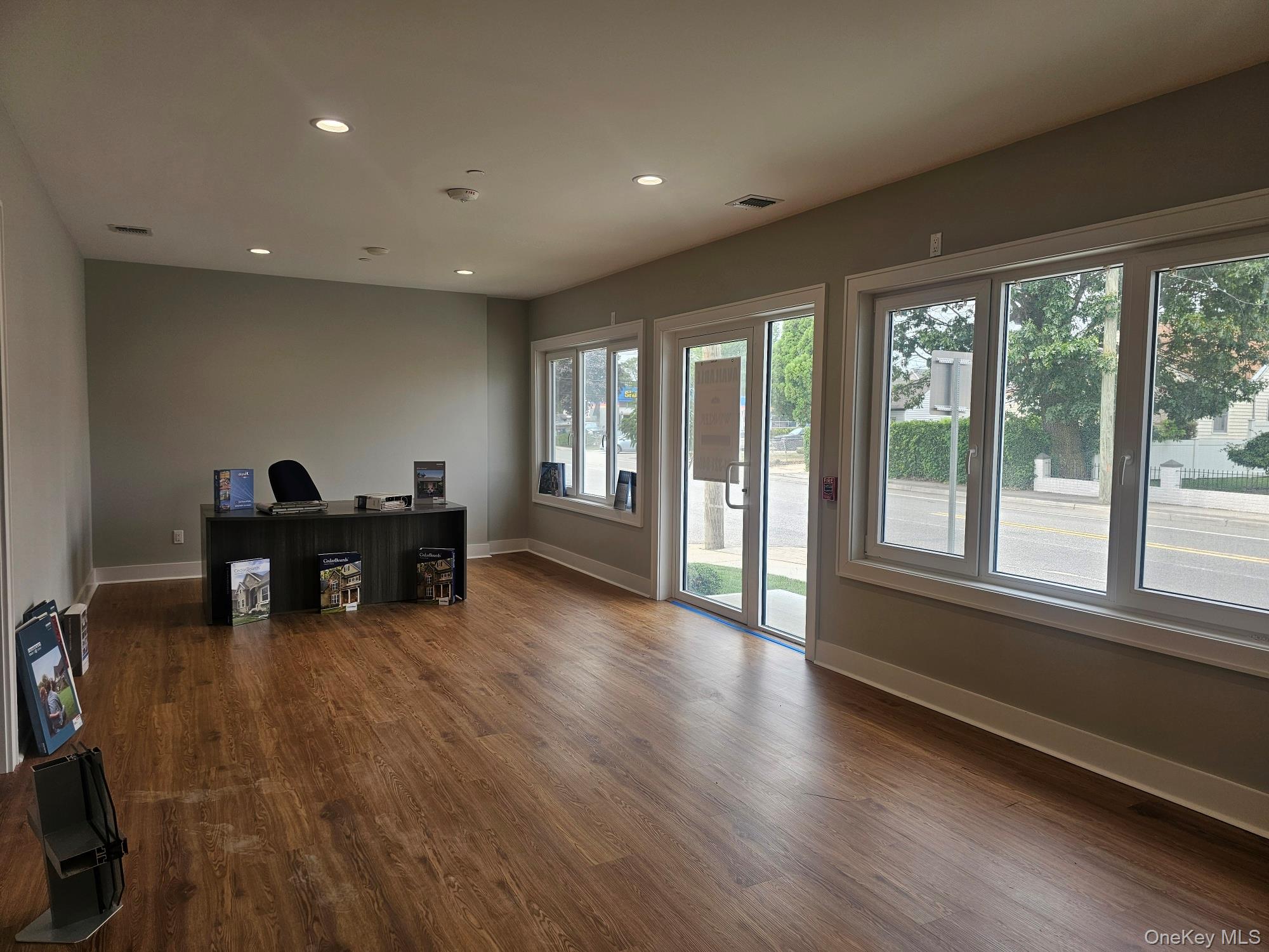 400 Oak Street, Copiague, NY 11726