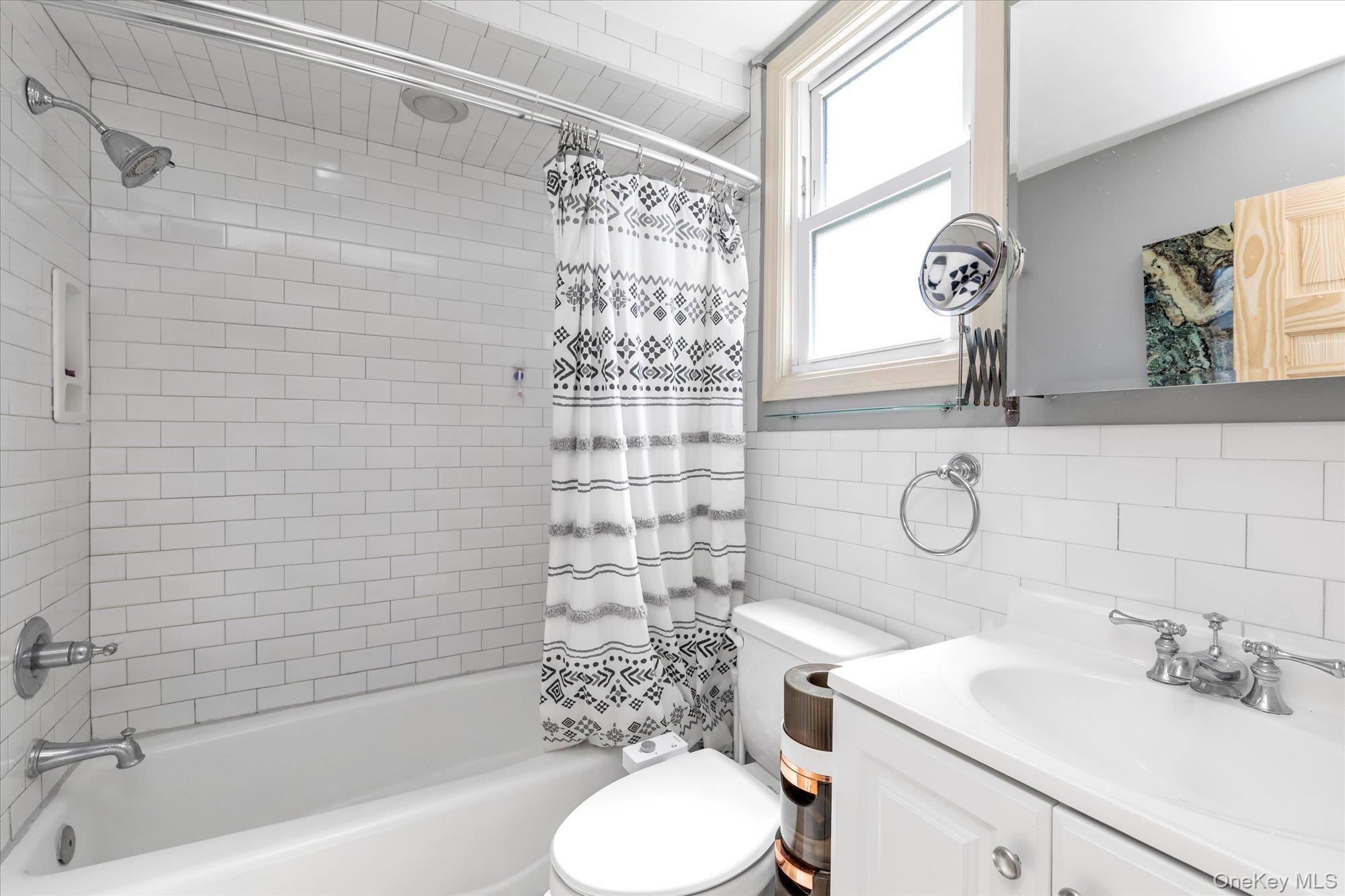 16 Farnum Street, Lynbrook, NY 11563