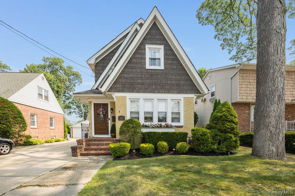 299 E Euclid Street, Malverne, NY 11580