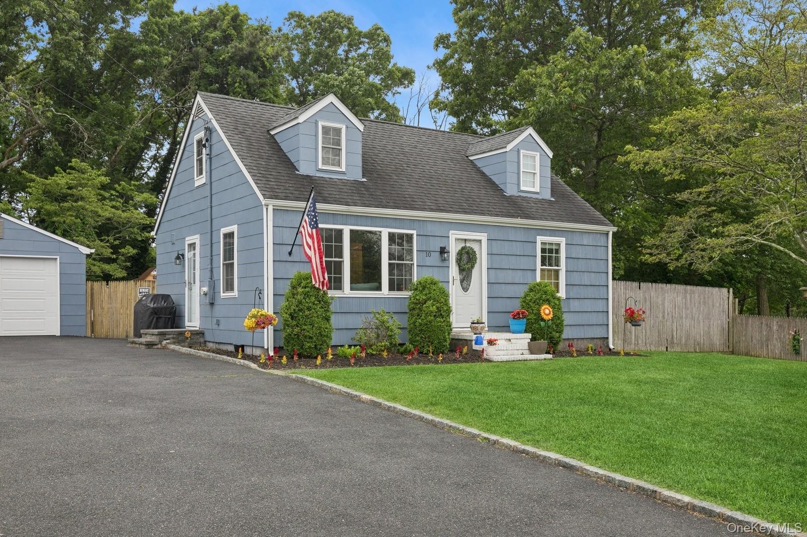 10 Elm Street, East Patchogue, NY 11772
