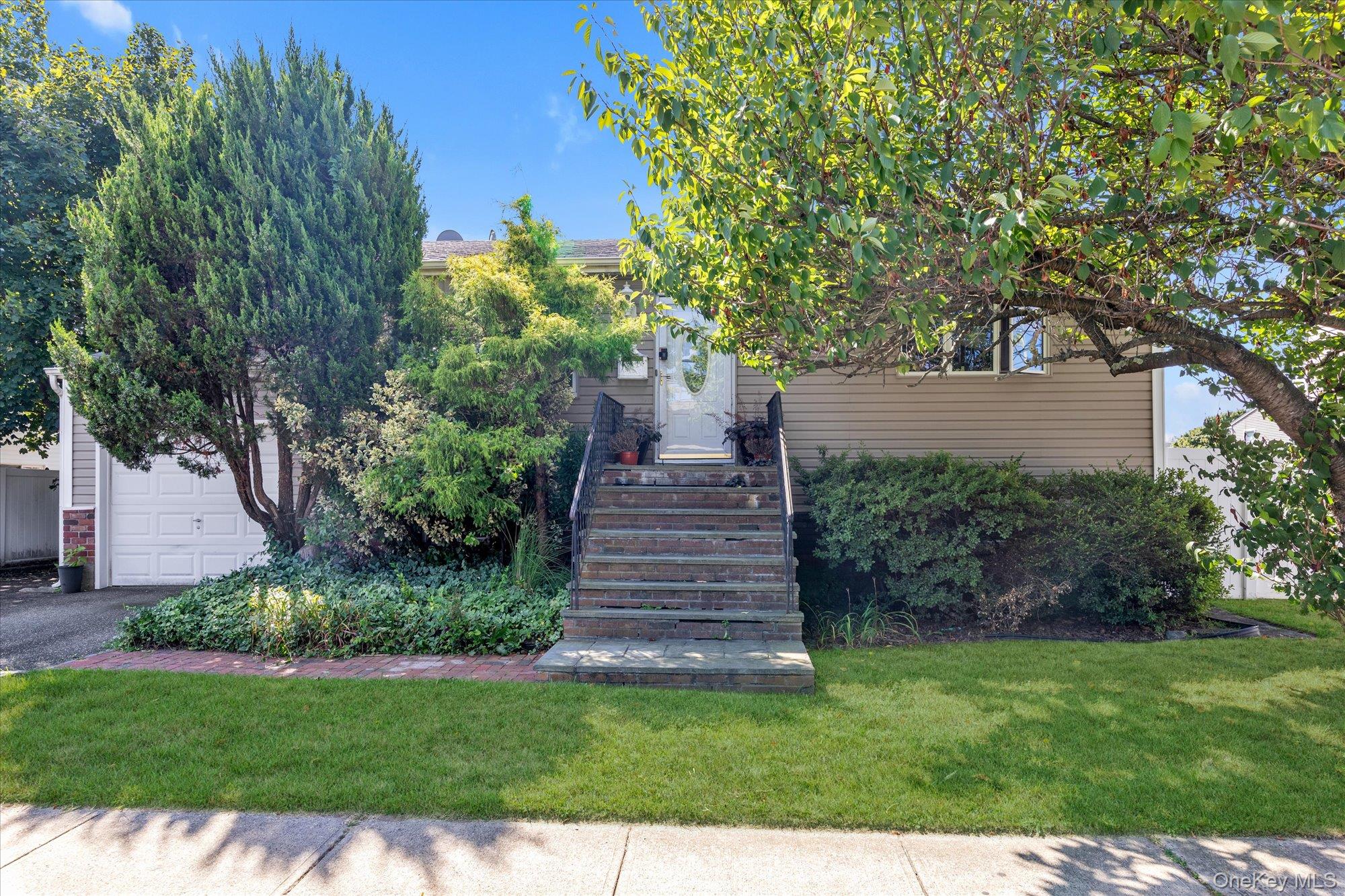 261 E Hoffman Avenue, Lindenhurst, NY 11757