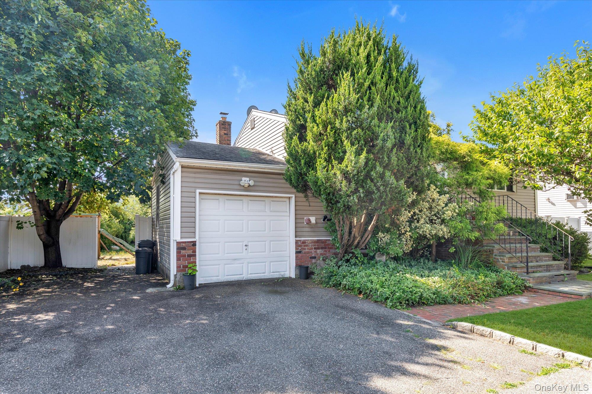 261 E Hoffman Avenue, Lindenhurst, NY 11757