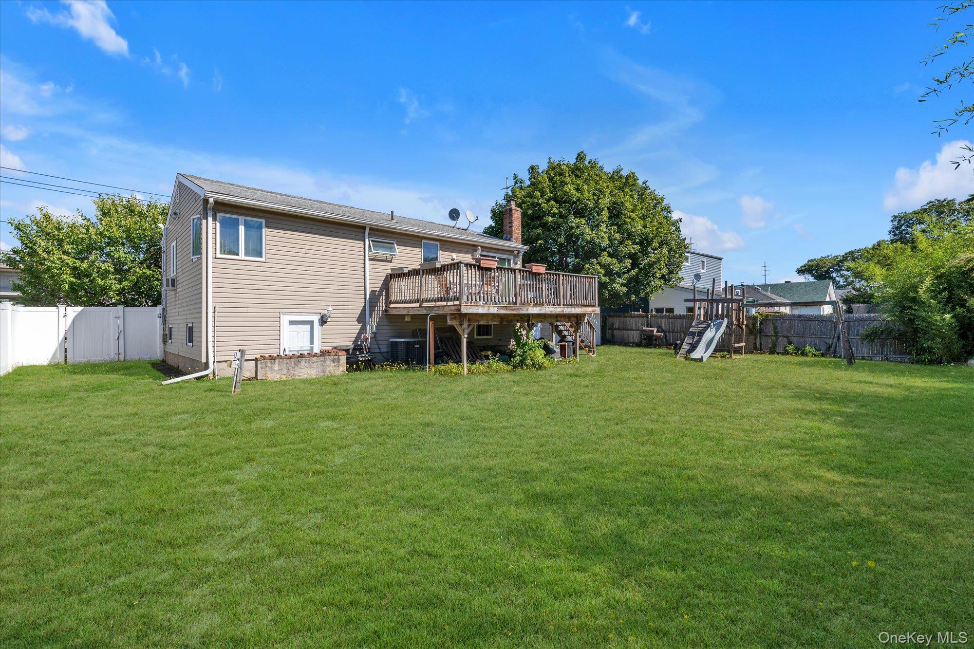 261 E Hoffman Avenue, Lindenhurst, NY 11757