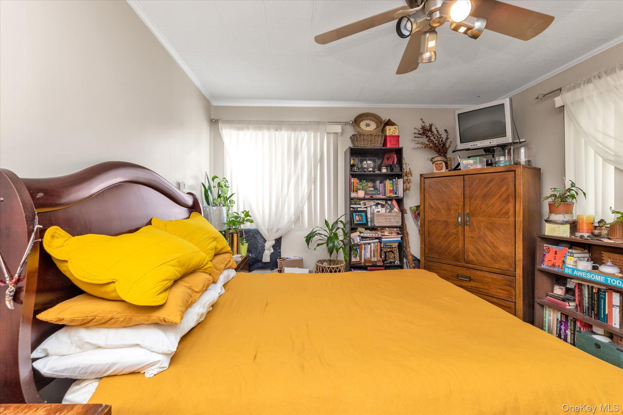 261 E Hoffman Avenue, Lindenhurst, NY 11757