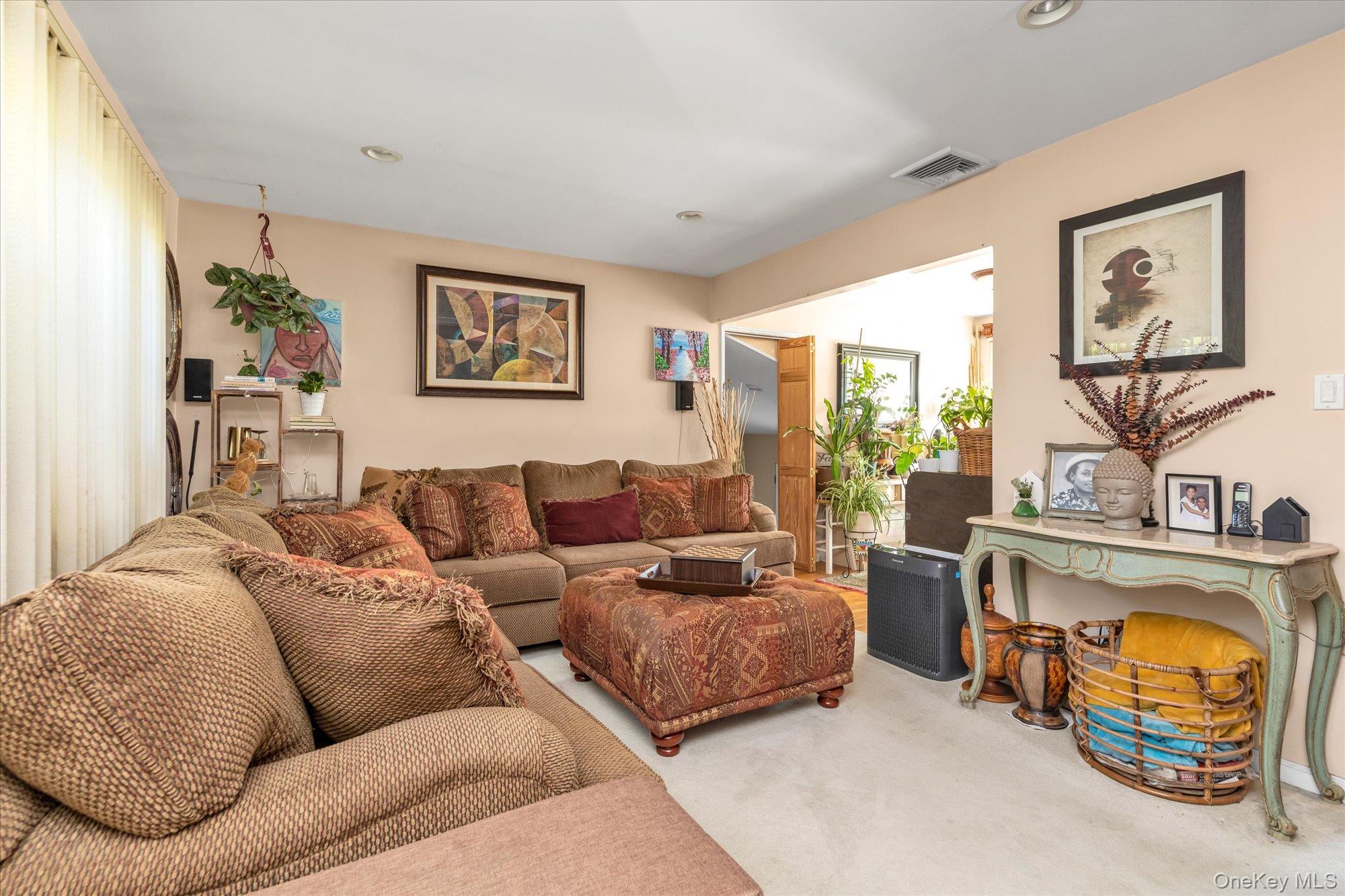 261 E Hoffman Avenue, Lindenhurst, NY 11757