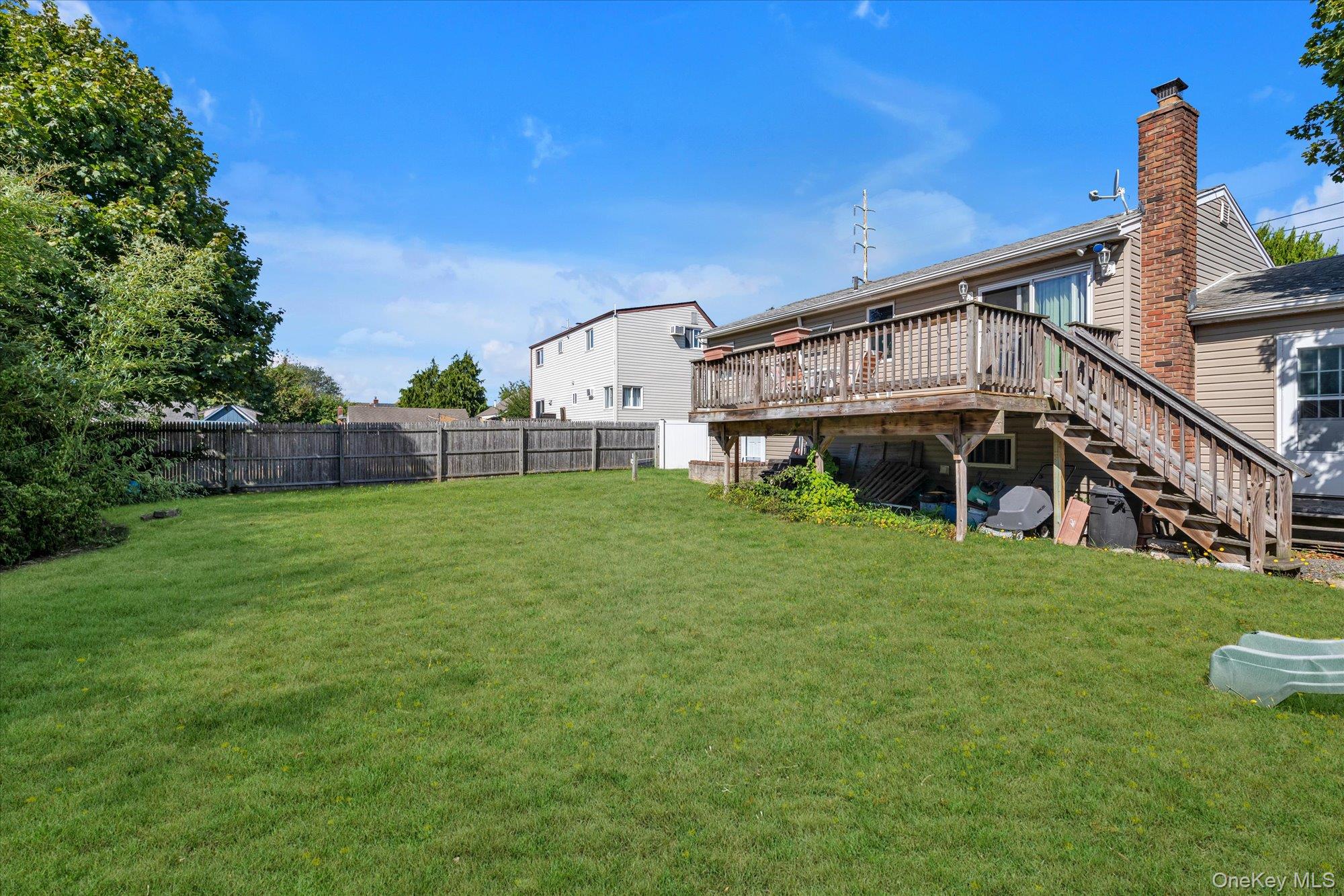 261 E Hoffman Avenue, Lindenhurst, NY 11757