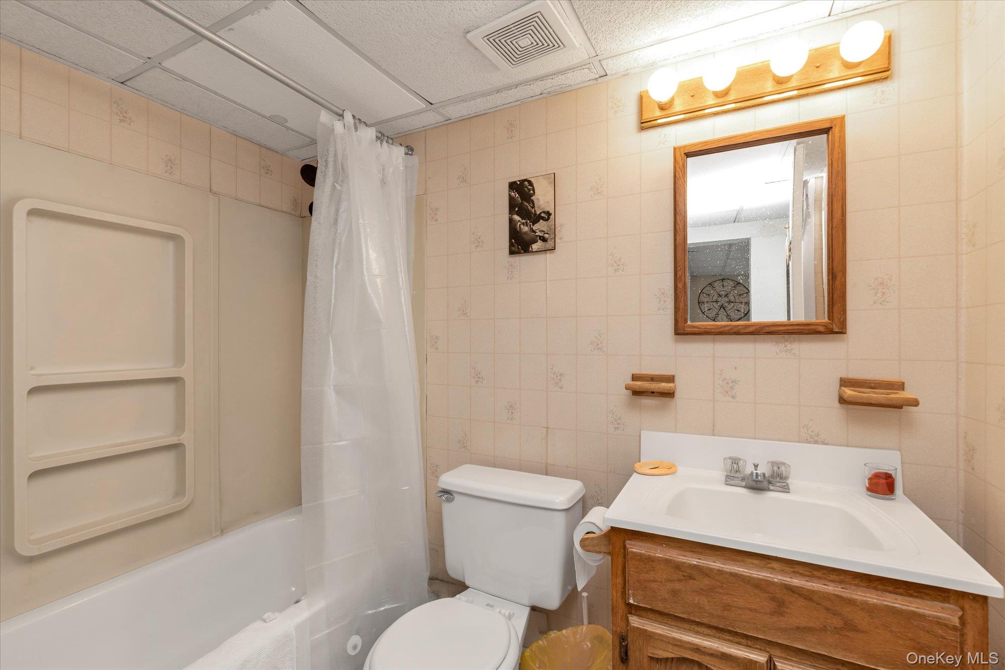 261 E Hoffman Avenue, Lindenhurst, NY 11757