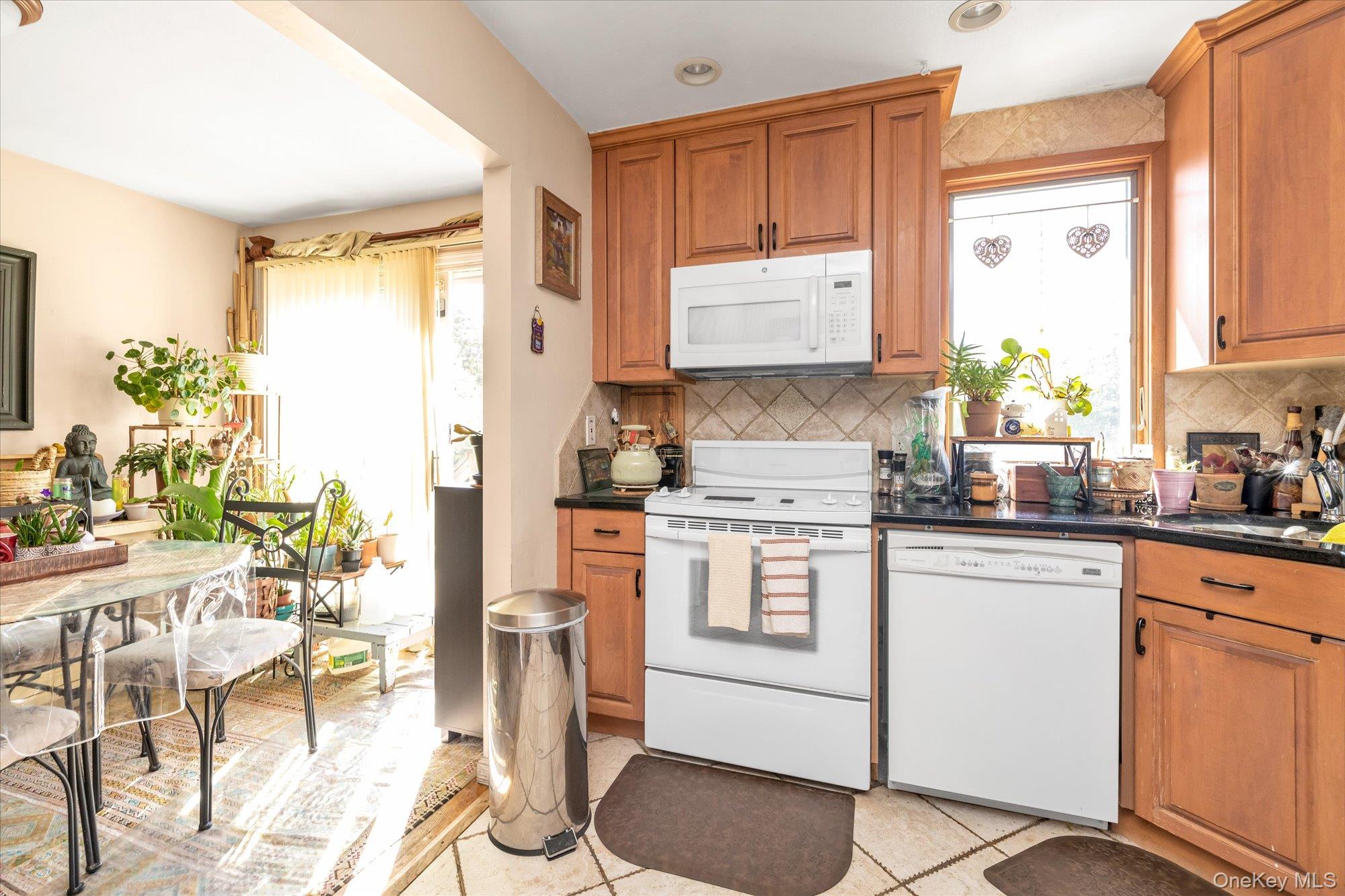 261 E Hoffman Avenue, Lindenhurst, NY 11757