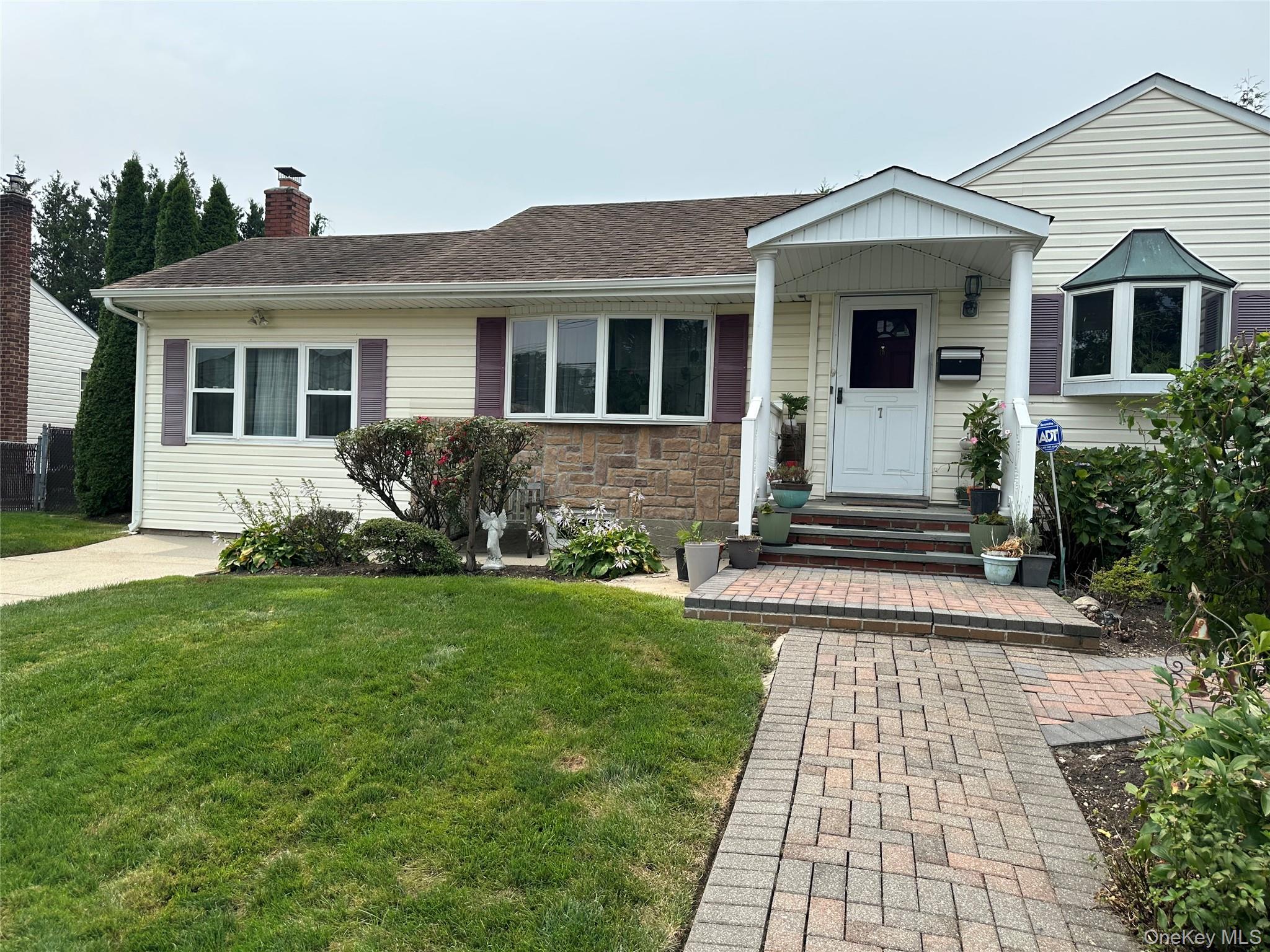 7 Dogwood Street, Farmingdale, NY 11735