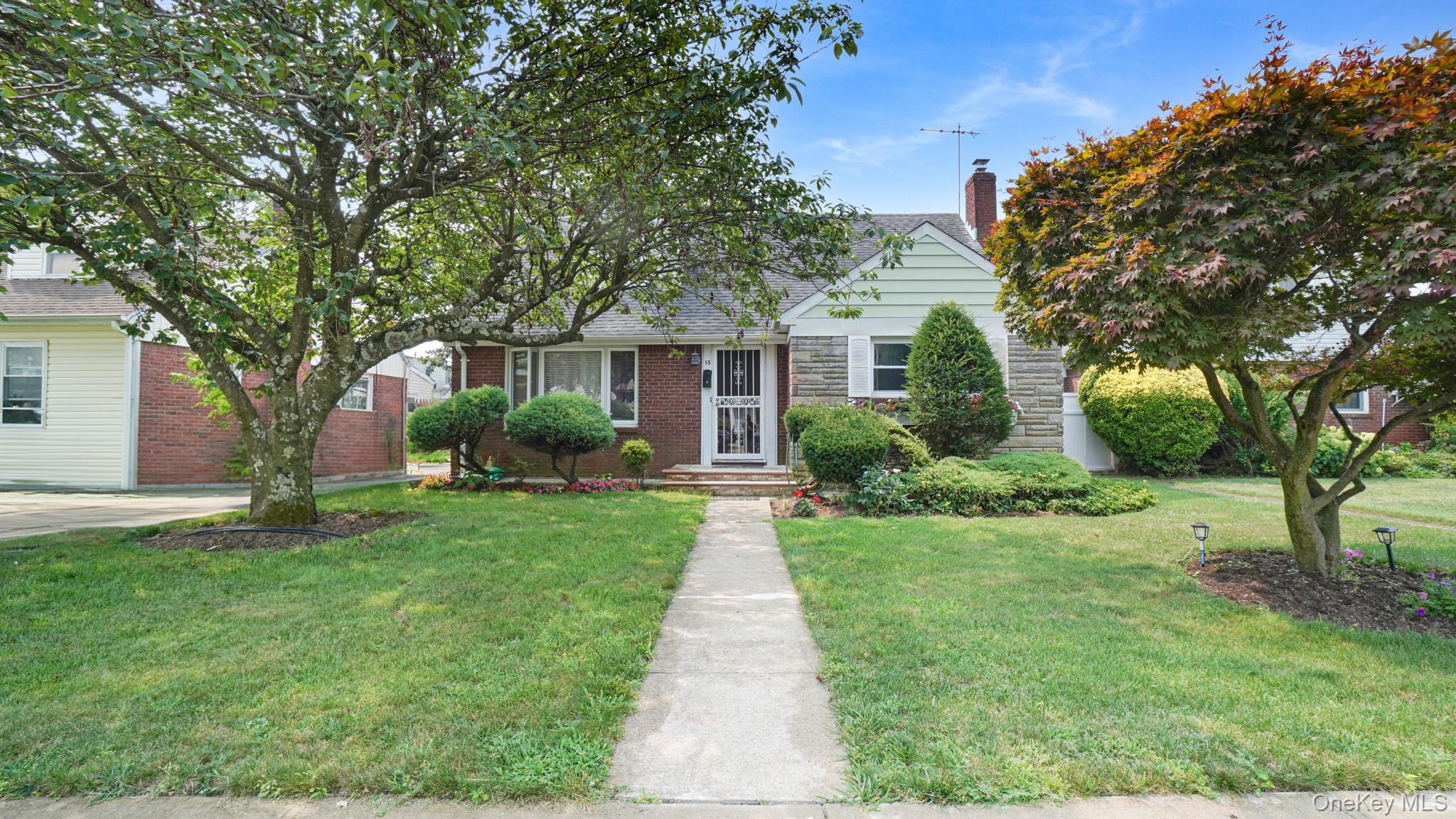 15 Koeppel Place, Hempstead, NY 11550