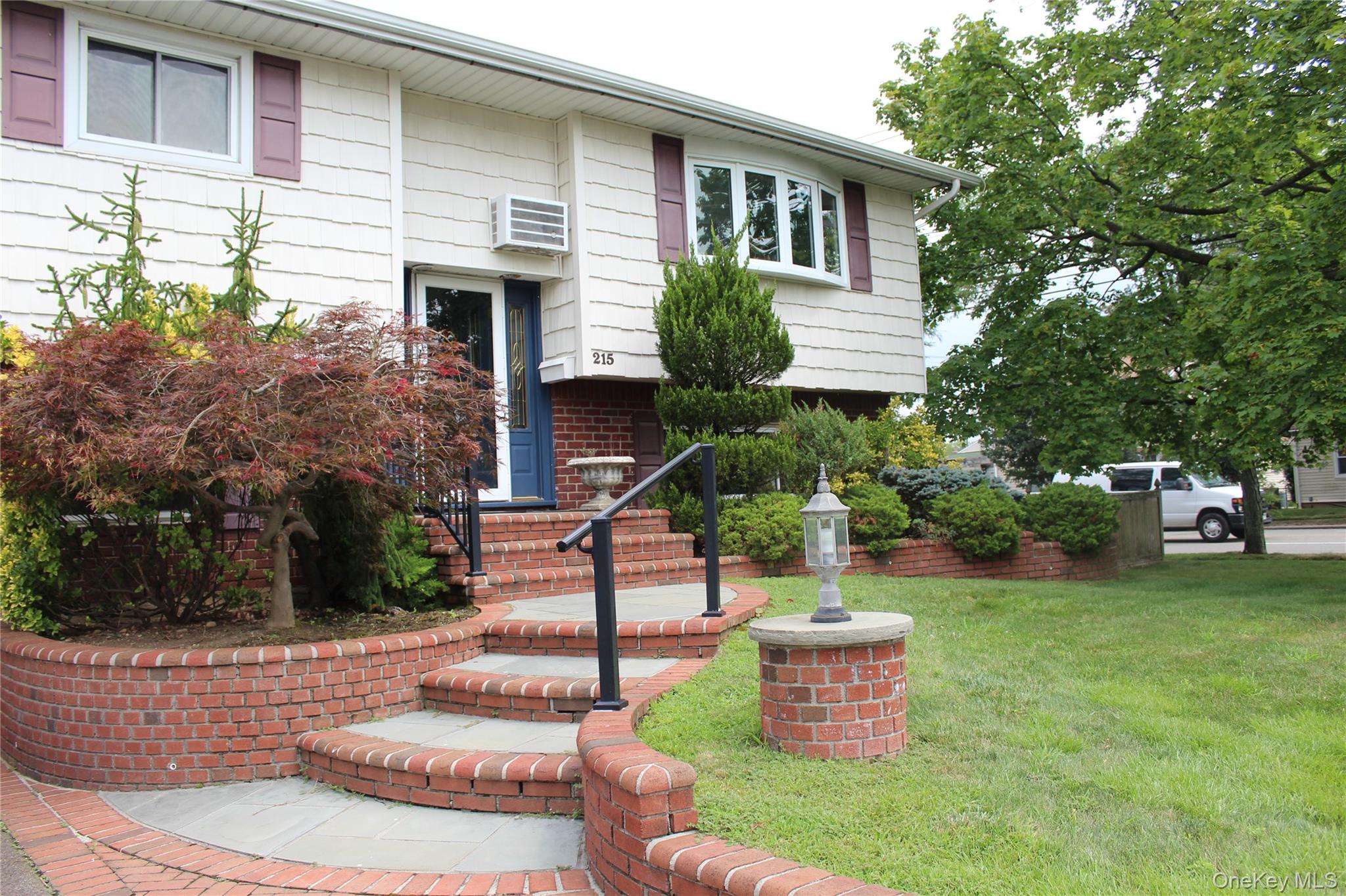 215 N Syracuse Avenue, Massapequa, NY 11758