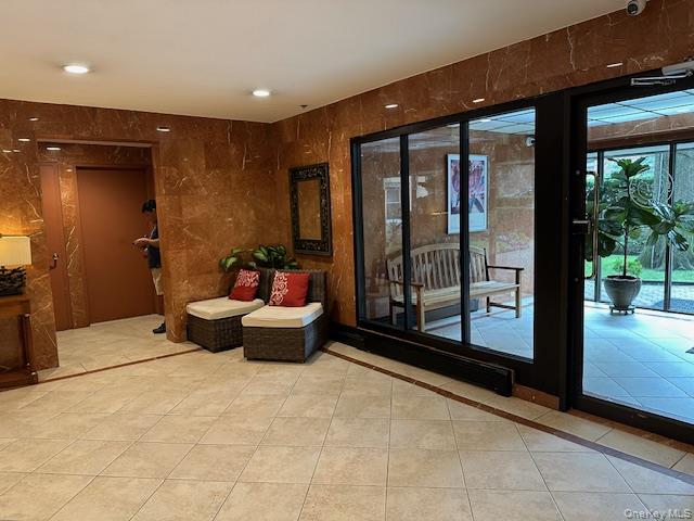 21 Bond Street # 2C, Great Neck, NY 11021