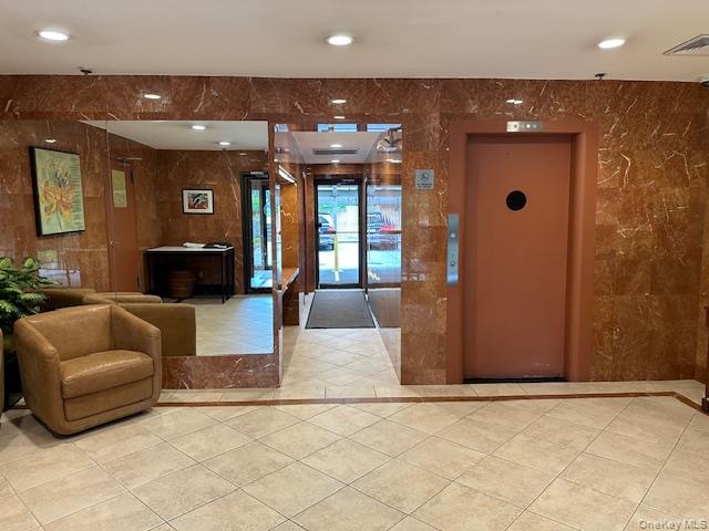 21 Bond Street # 2C, Great Neck, NY 11021