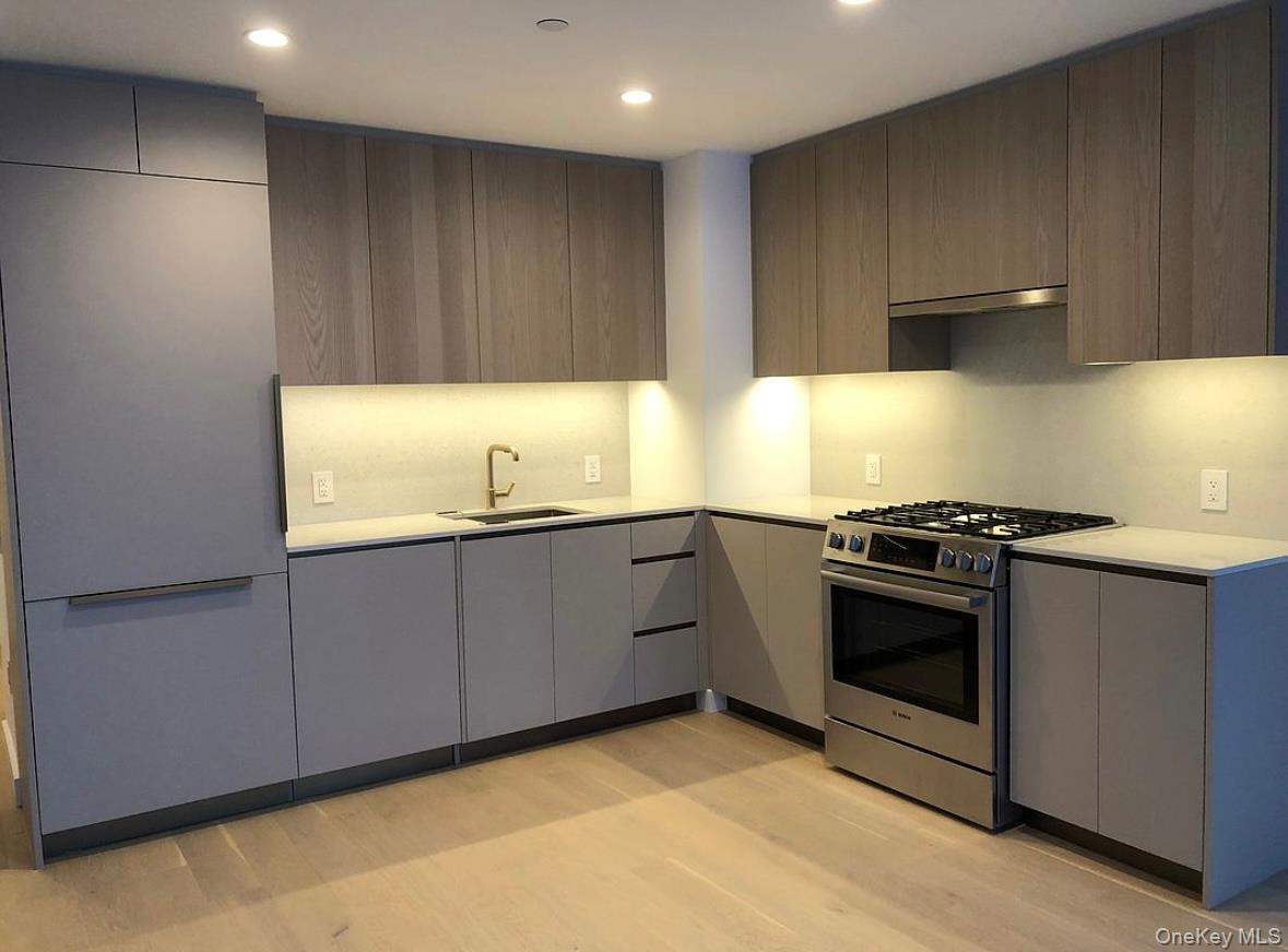 3 Court Square West # 704, Long Island City, NY 11101