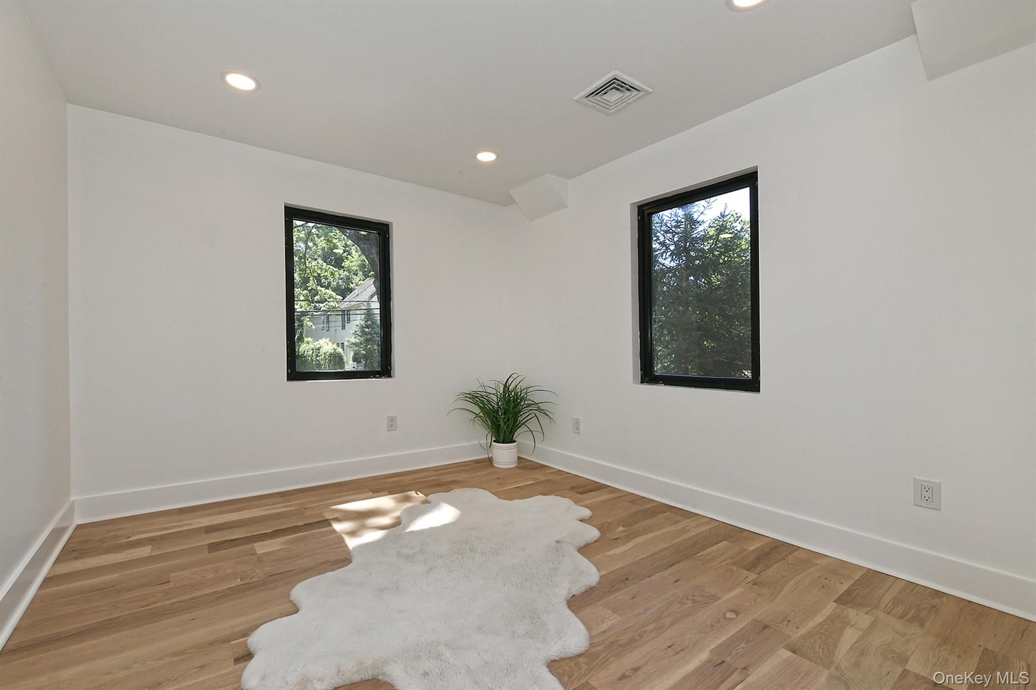 33 Van Nostrand Avenue, Great Neck, NY 11024