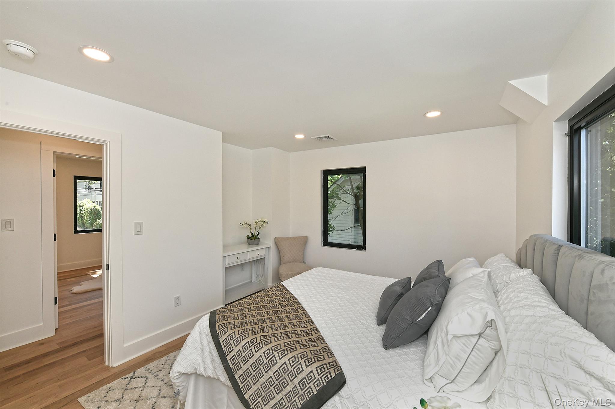 33 Van Nostrand Avenue, Great Neck, NY 11024