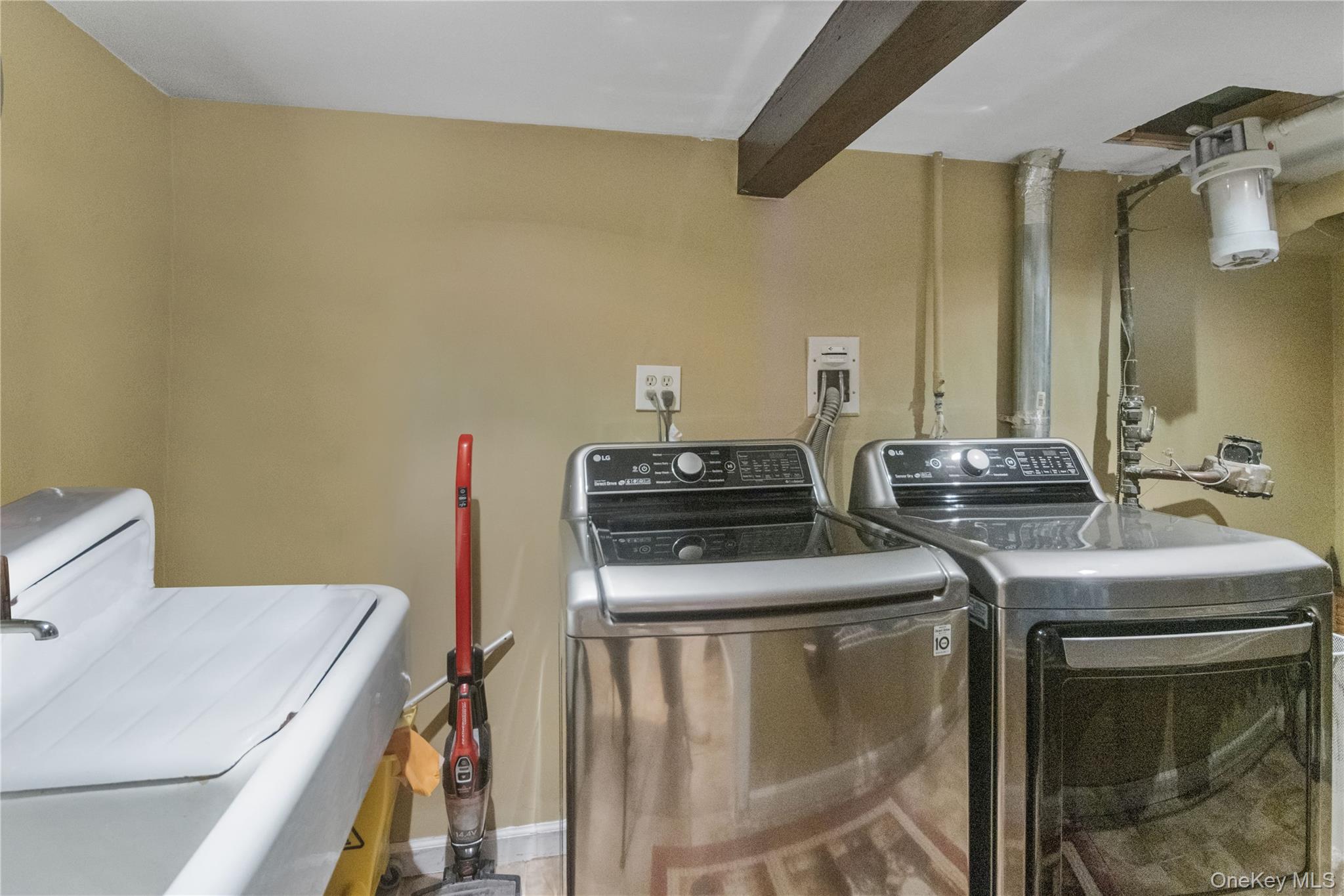 6924 68th Place, Glendale, NY 11385