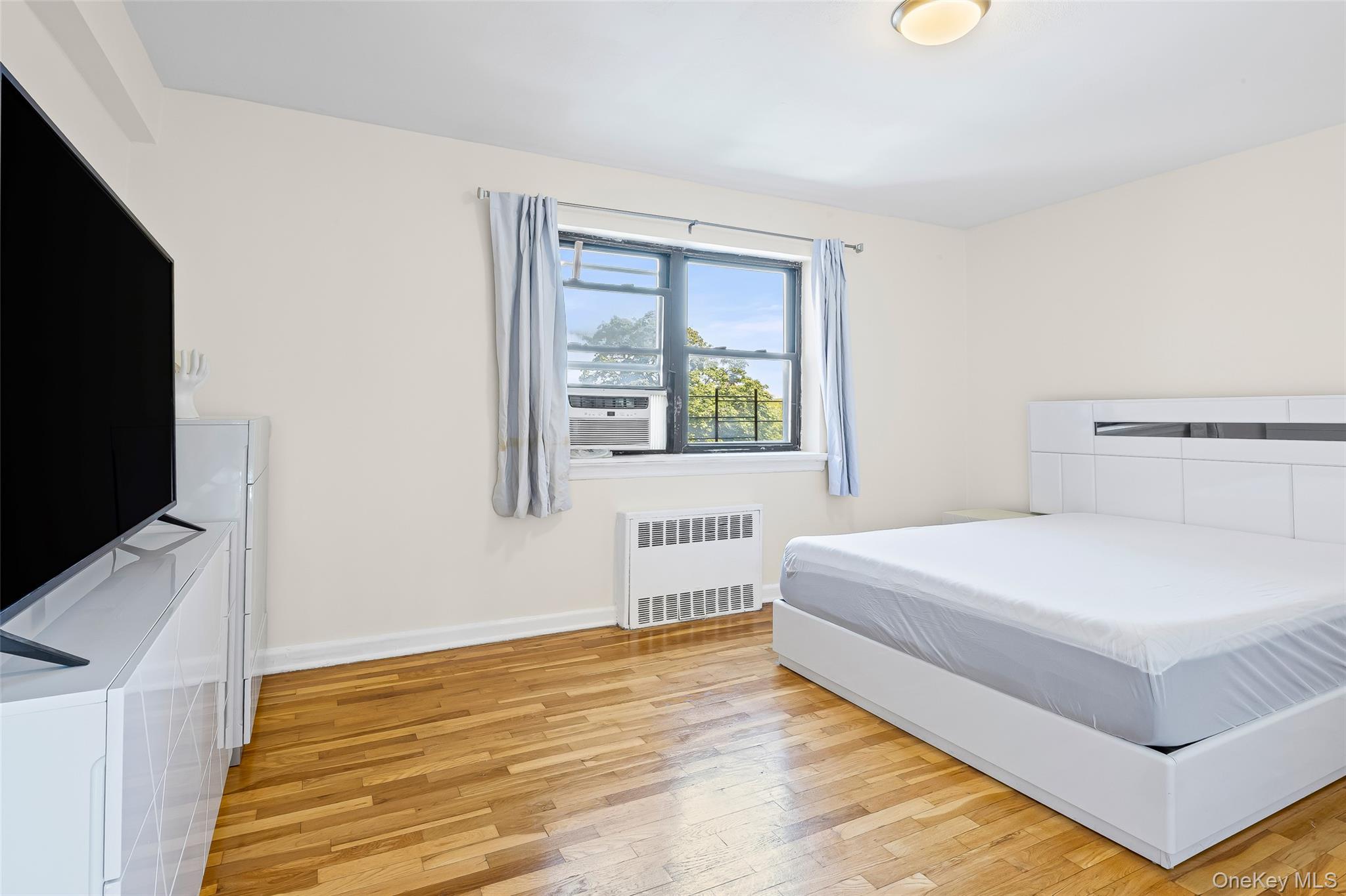 147-10 84th Road # 4G, Briarwood, NY 11435