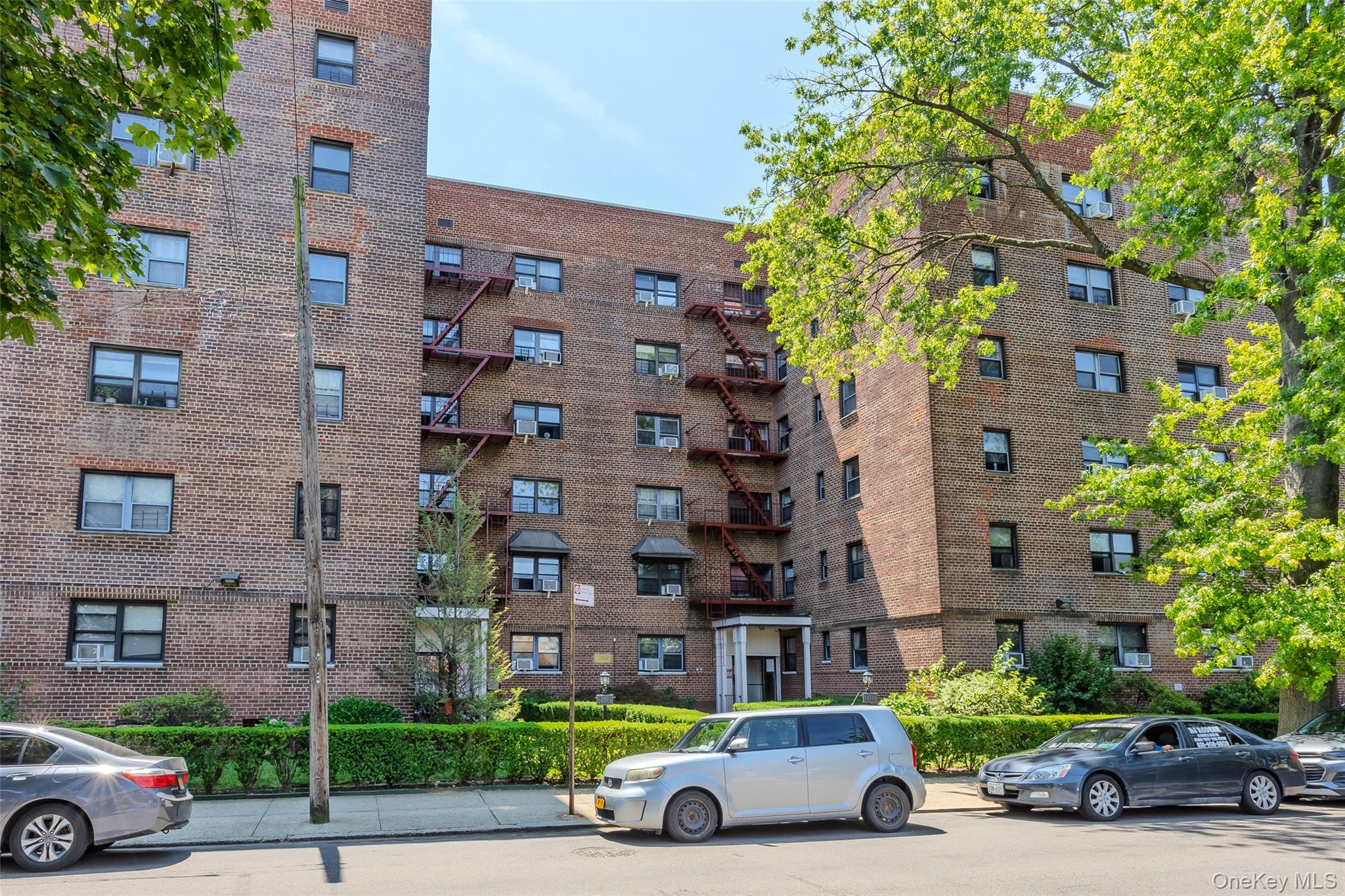 147-10 84th Road # 4G, Briarwood, NY 11435