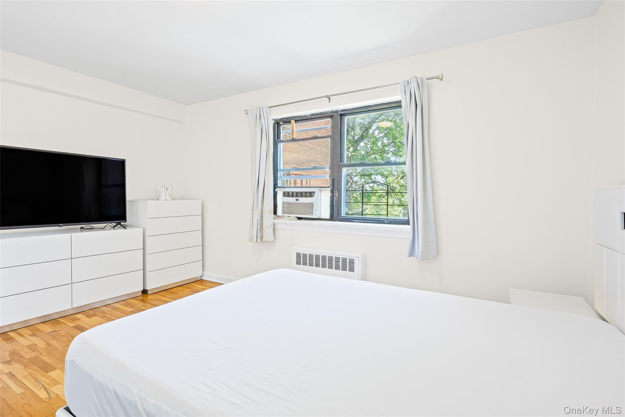 147-10 84th Road # 4G, Briarwood, NY 11435